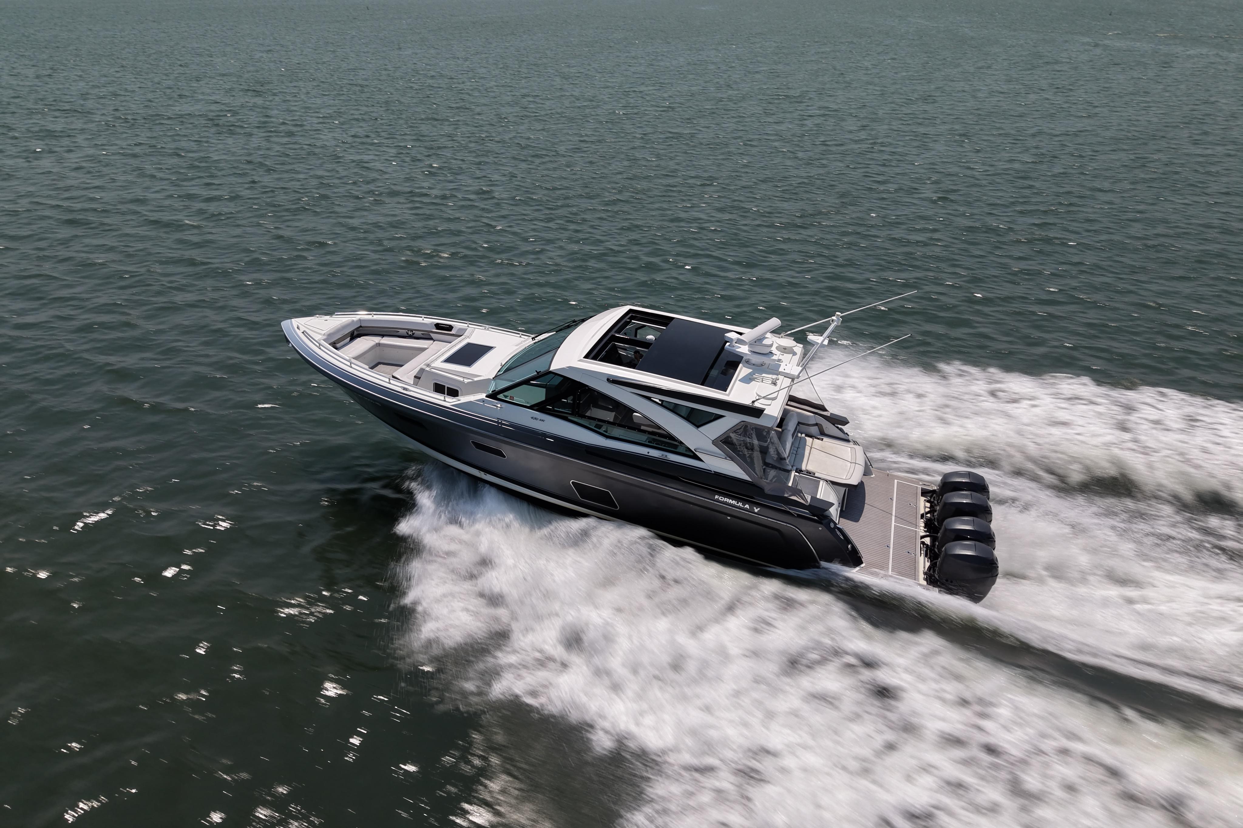 2019 Formula 430 Super Sport Crossover speeding on open water.