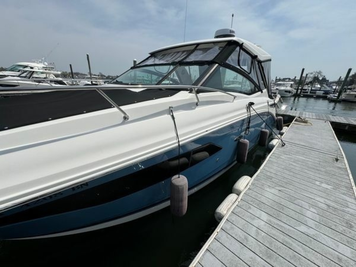 2021 Sea Ray Sundancer 320 Outboard - Image 3