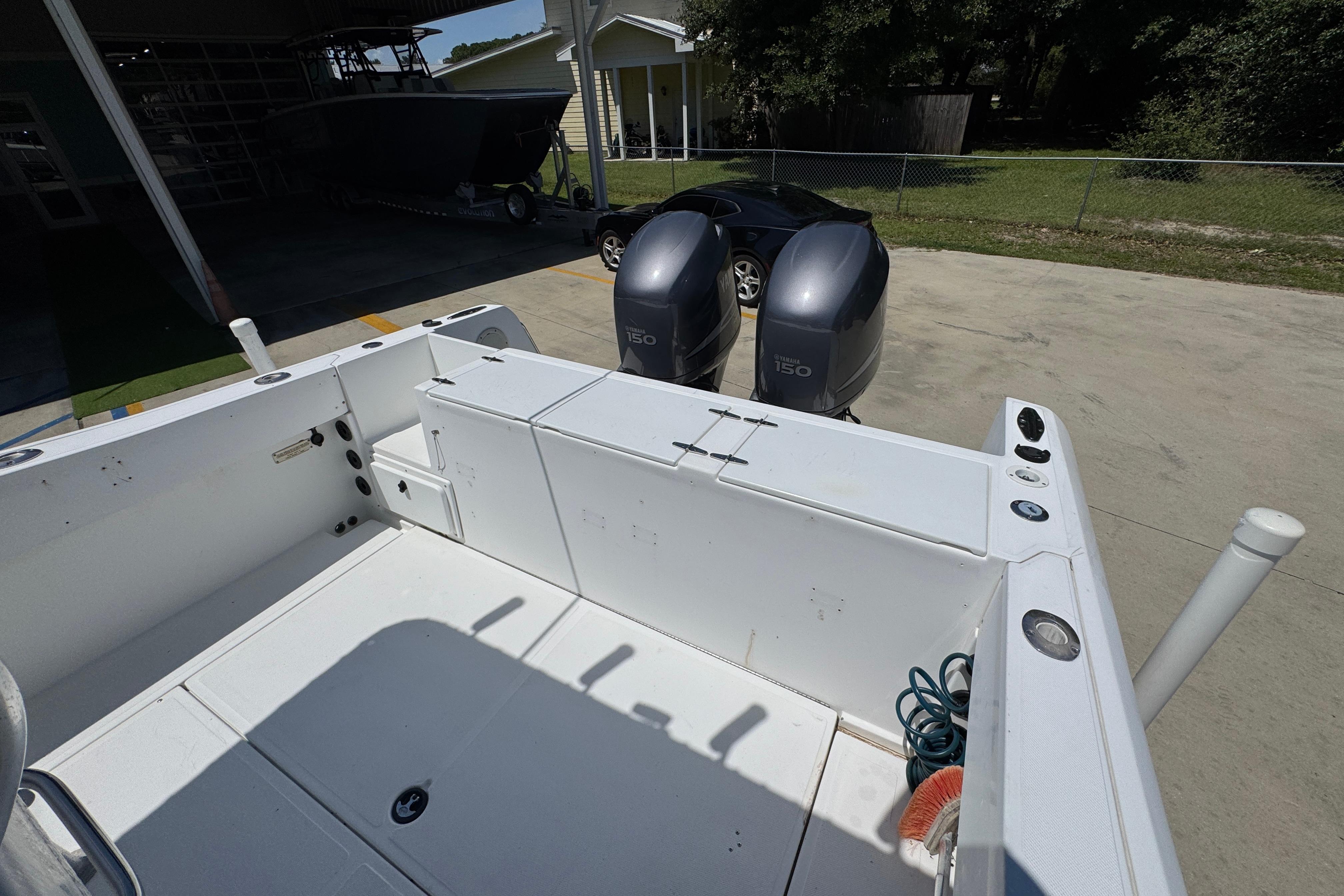 2000 Stamas 250 Tarpon boat with twin Yamaha 150 engines, docked outdoors.