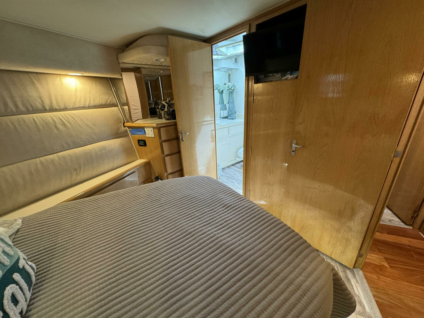 1994 Hatteras 54 Yacht - Image 39
