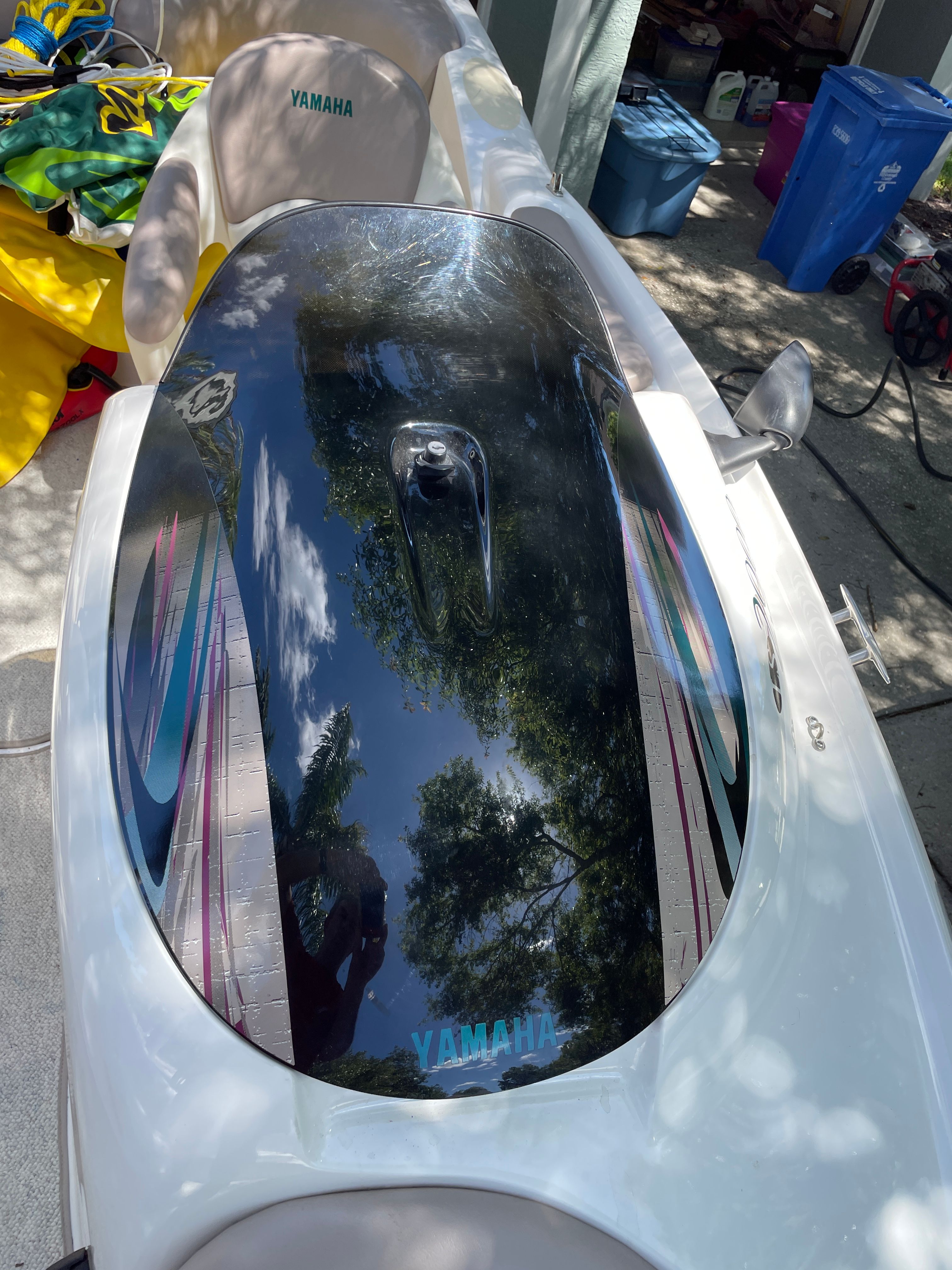 2000 Yamaha LS2000 boat with glossy deck and colorful accents.