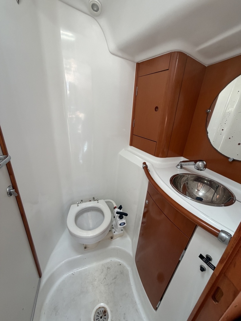 2004 Beneteau 40.7 - Image 12