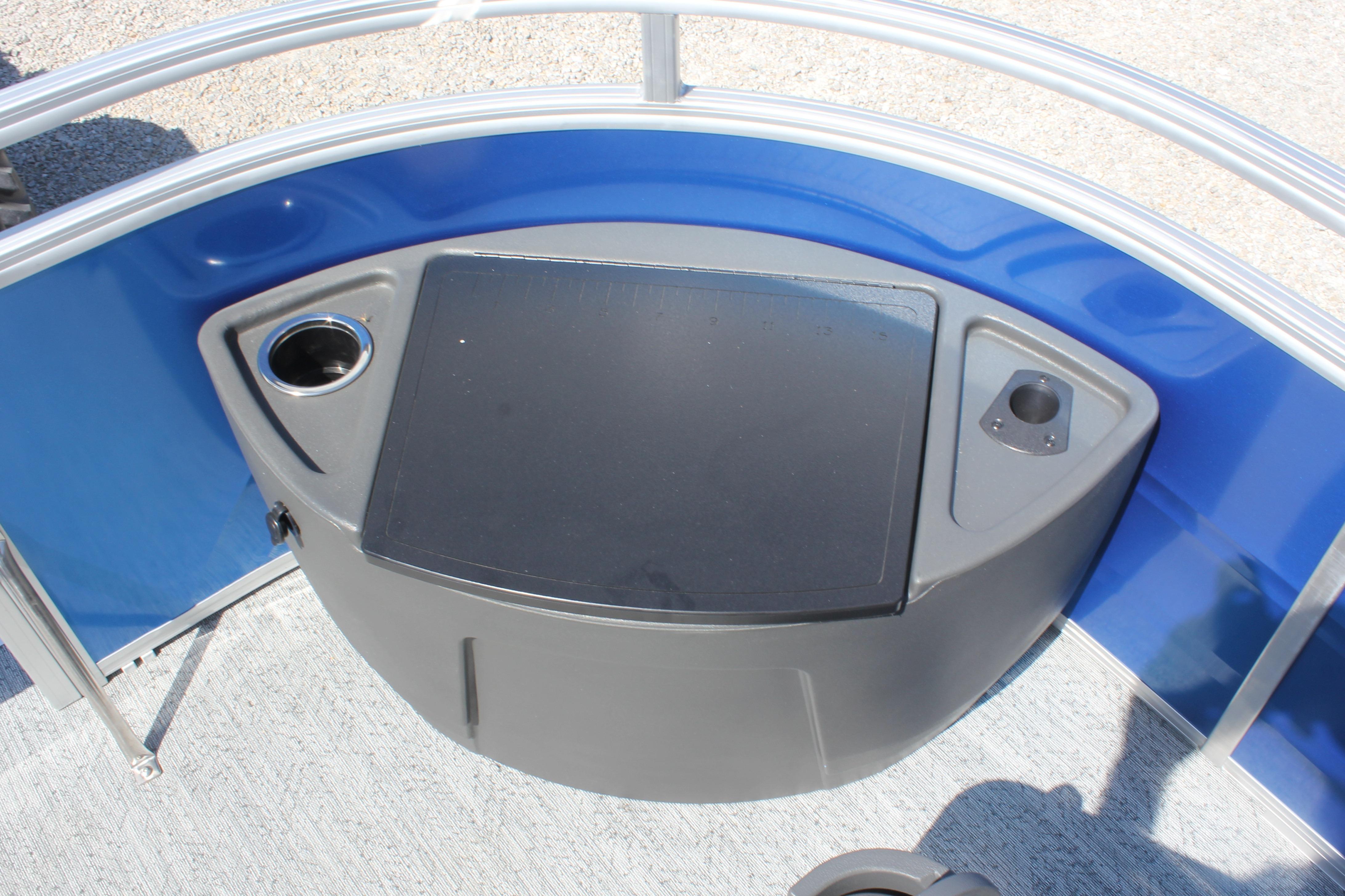 2026 Sun Tracker Fishin' Barge 20 DLX boat console with cup holders and storage.