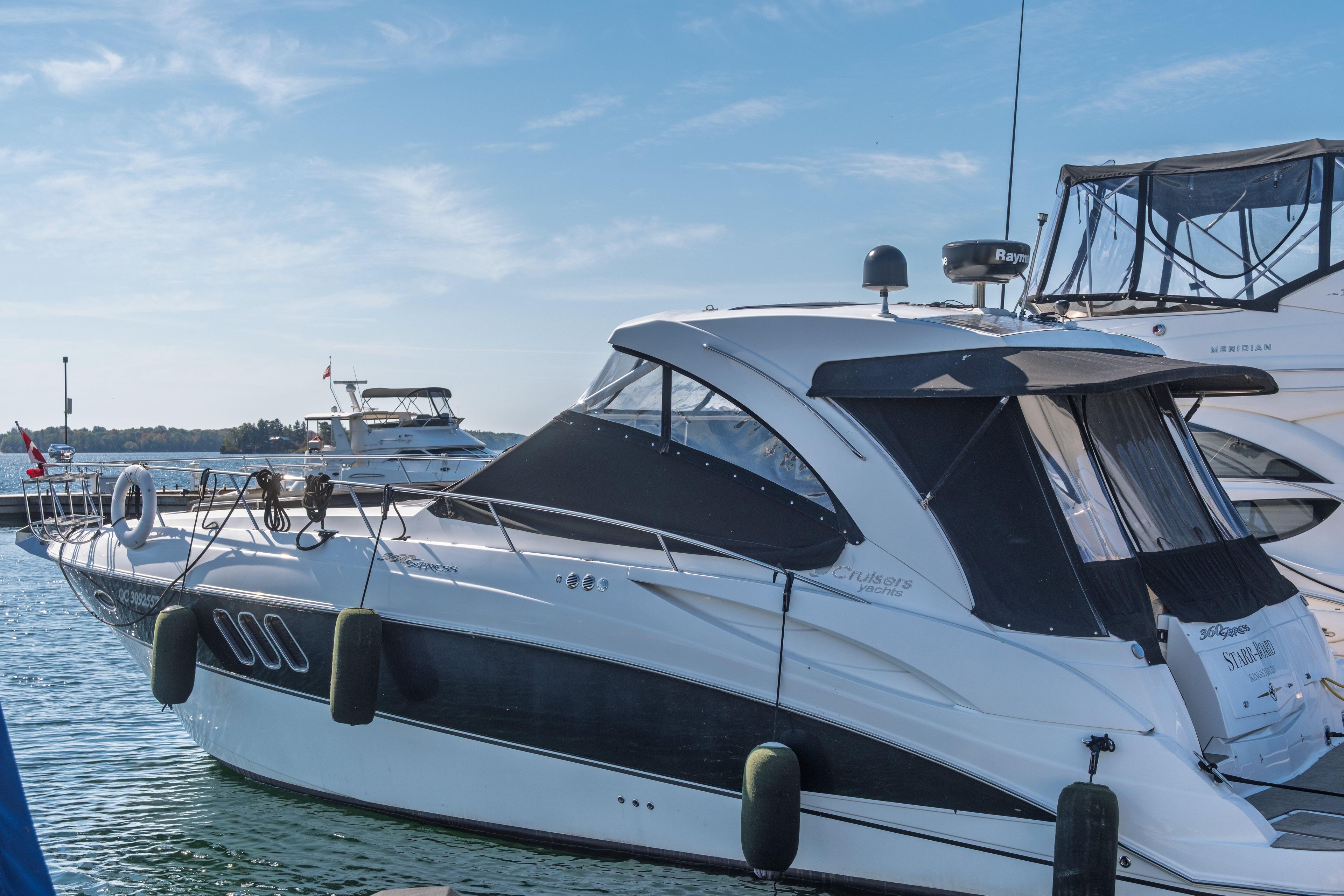 2010 Cruisers Yachts 360 Express