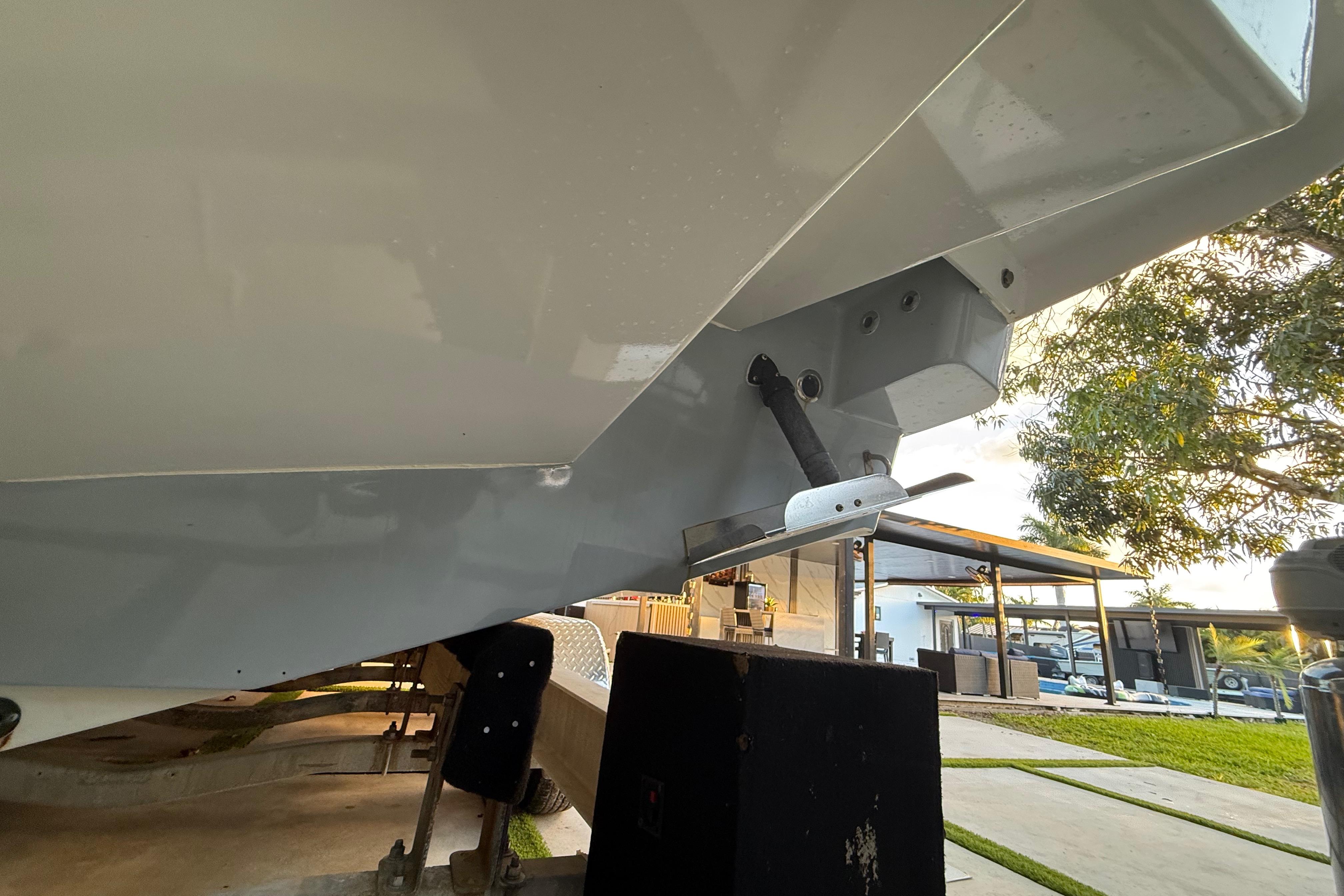 2005 Formula 330 Sun Sport boat hull and trim tab detail.