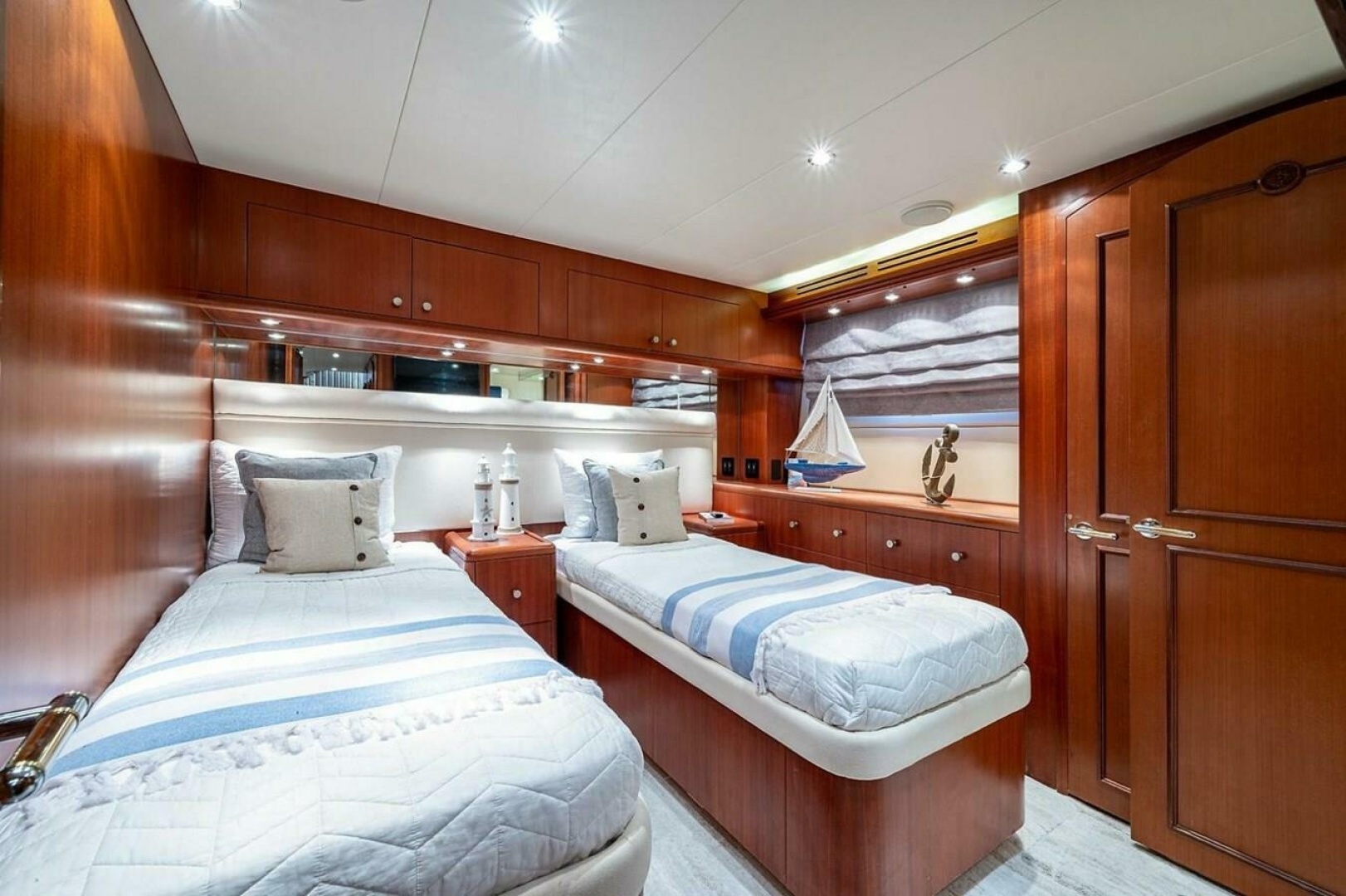2003 Hatteras 100 Raised Pilothouse - Image 14