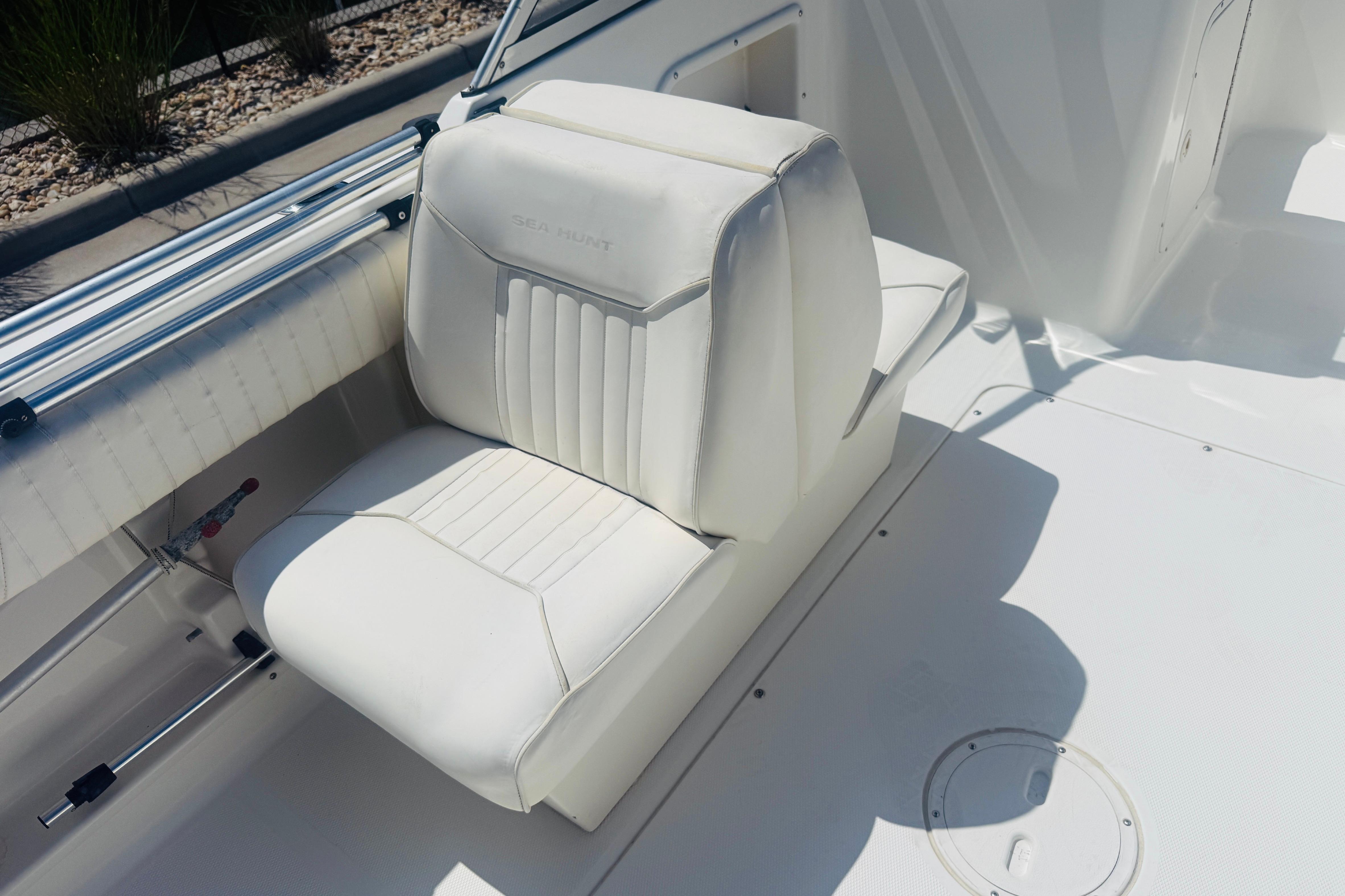 White seating on 2006 Sea Hunt Escape 200 boat, featuring sleek design and comfortable upholstery.