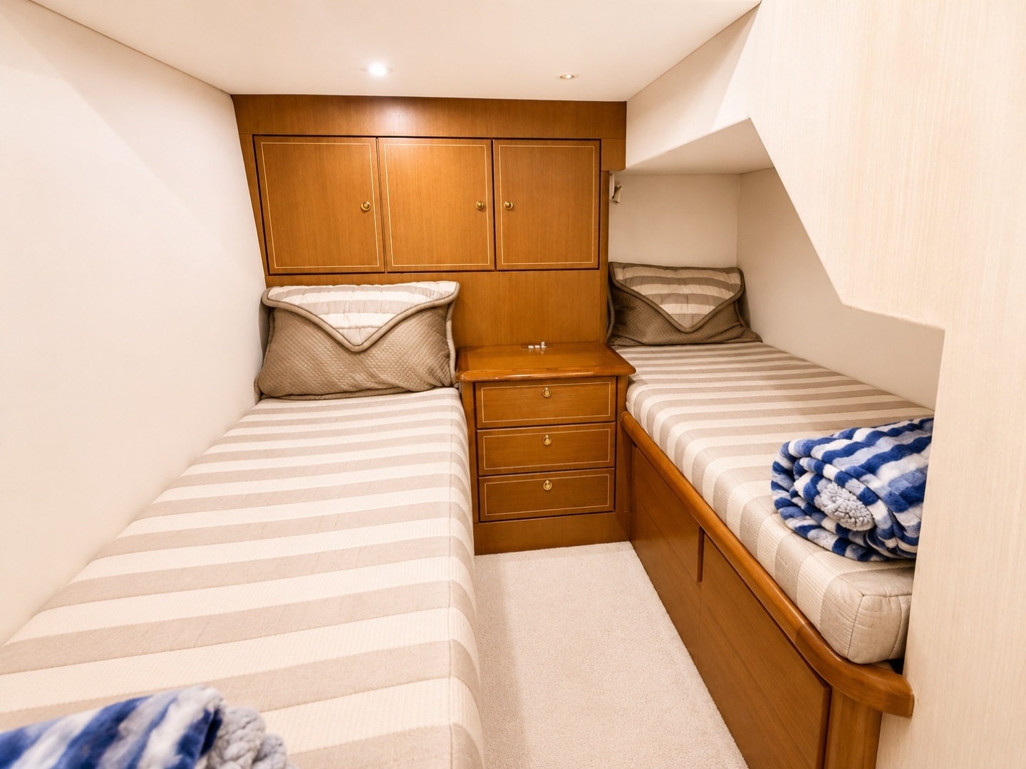 2004 Ocean Yachts 50 Convertible - Image 25