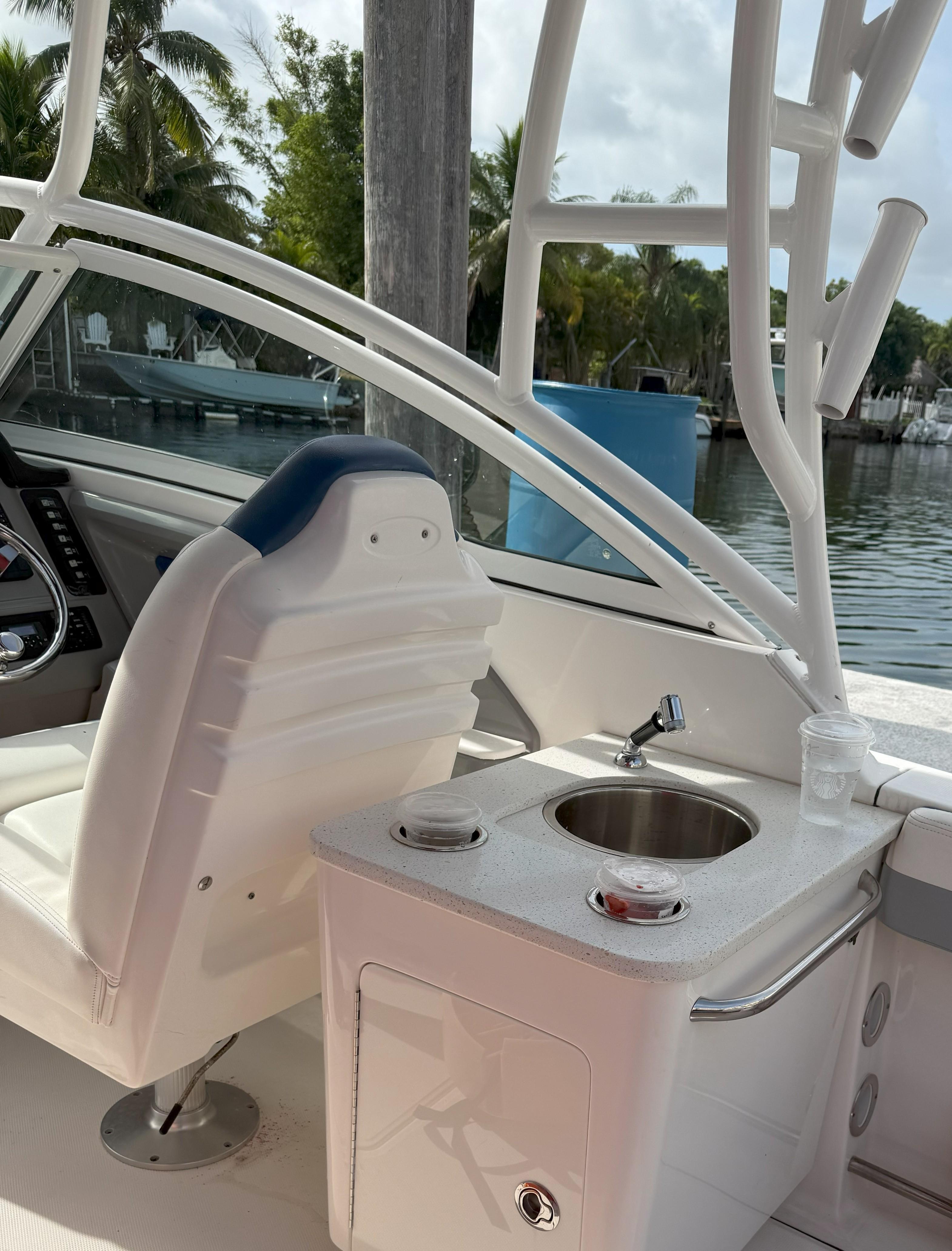 2022 Robalo R247 Dual Console - 9