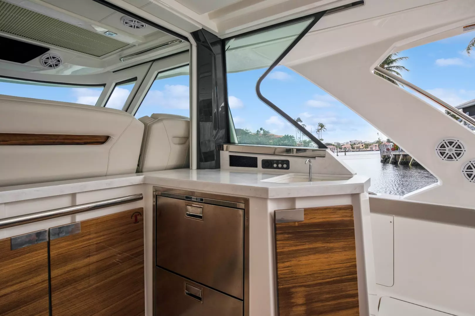 2022 Tiara Yachts — - Image 15