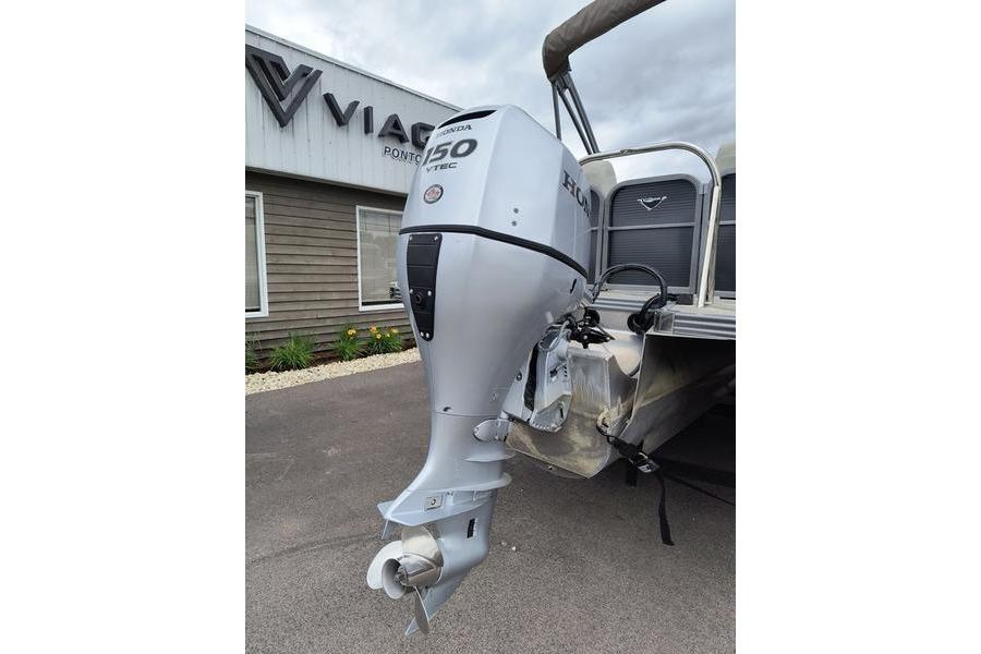 2017 Manitou 25 Oasis SE with Honda 150 VTEC outboard motor at dealership.