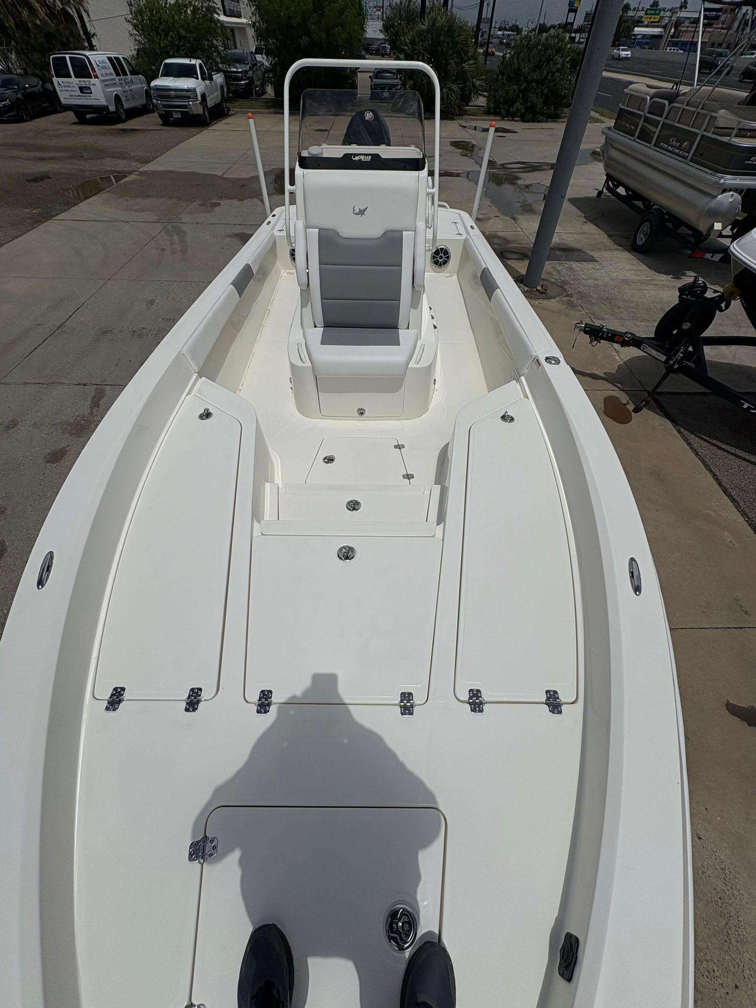 2025 Mako 24 APEX boat, white deck, center console, outdoor display.