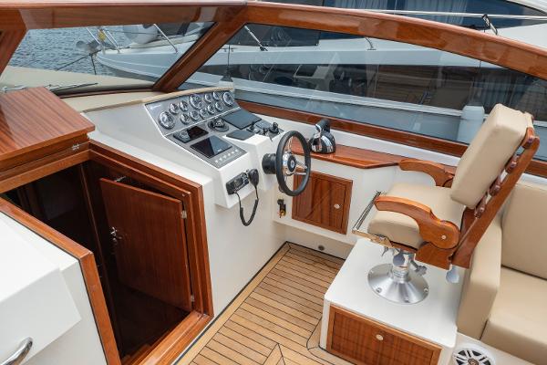 2023 Vento V40 Retro Classic Open boat cockpit with wooden accents and modern controls.