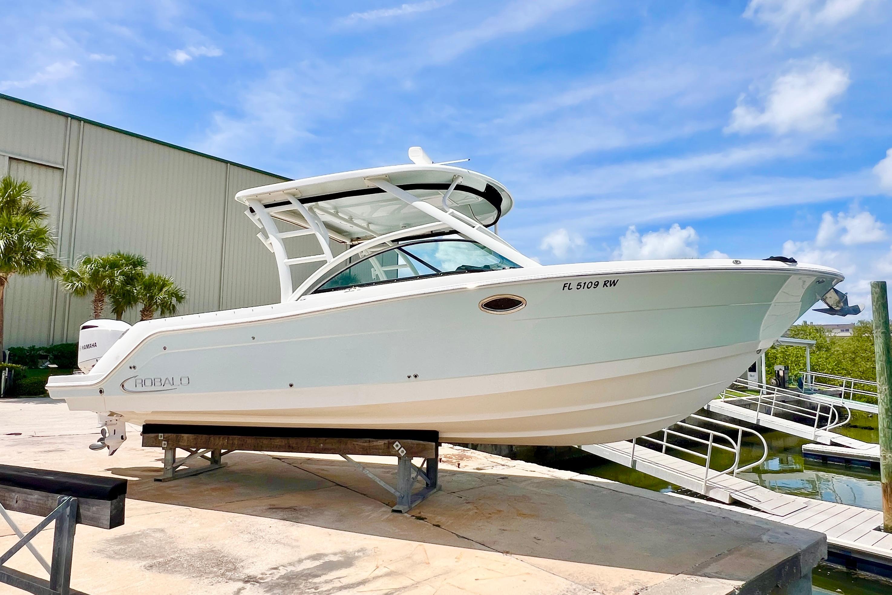 2019 Robalo R317 Dual Console