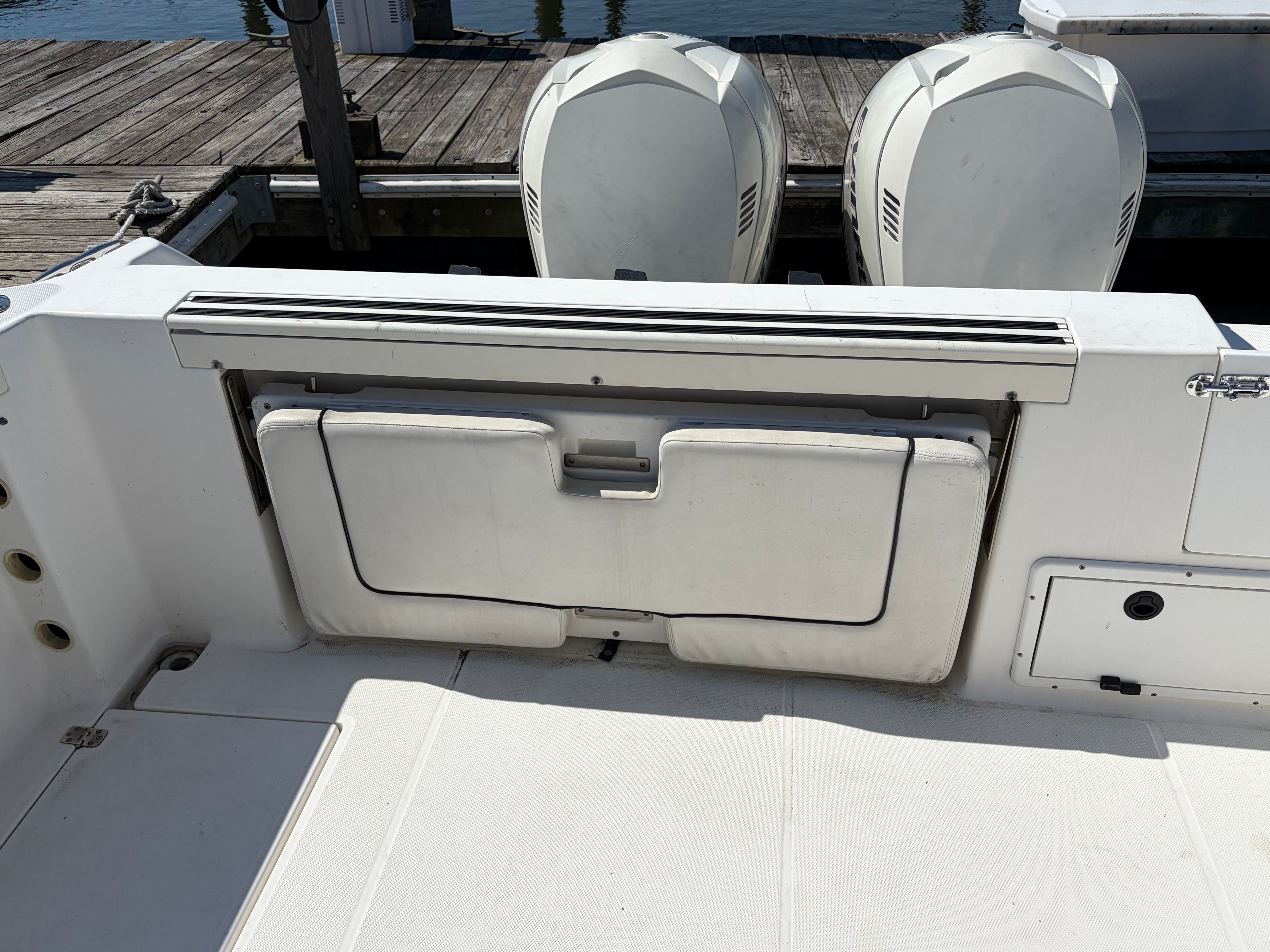 The image shows the stern of a Wellcraft 290 Coastal boat with two outboard engines.