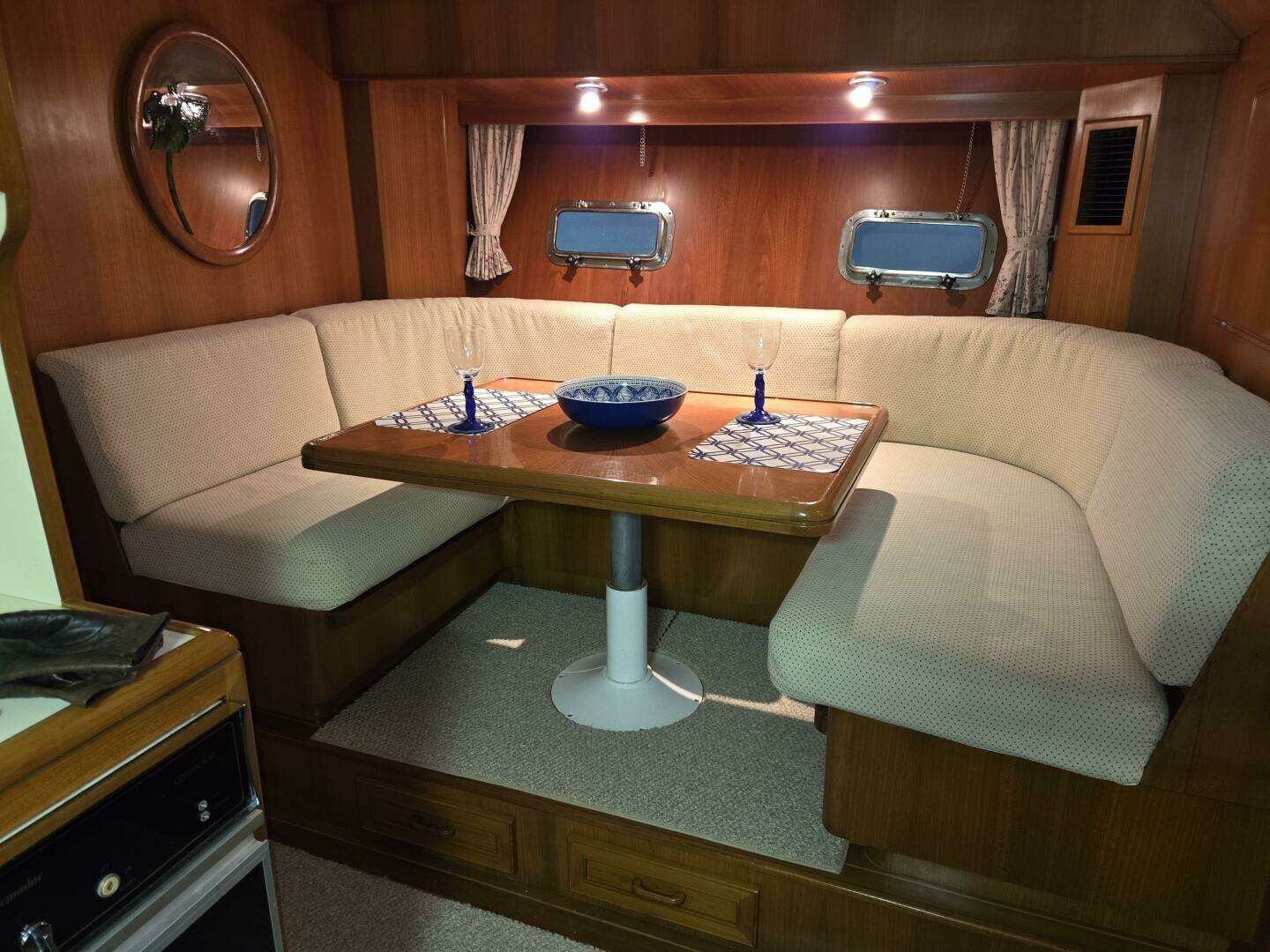 1989 Hi-Star 48 Sundeck - Image 31