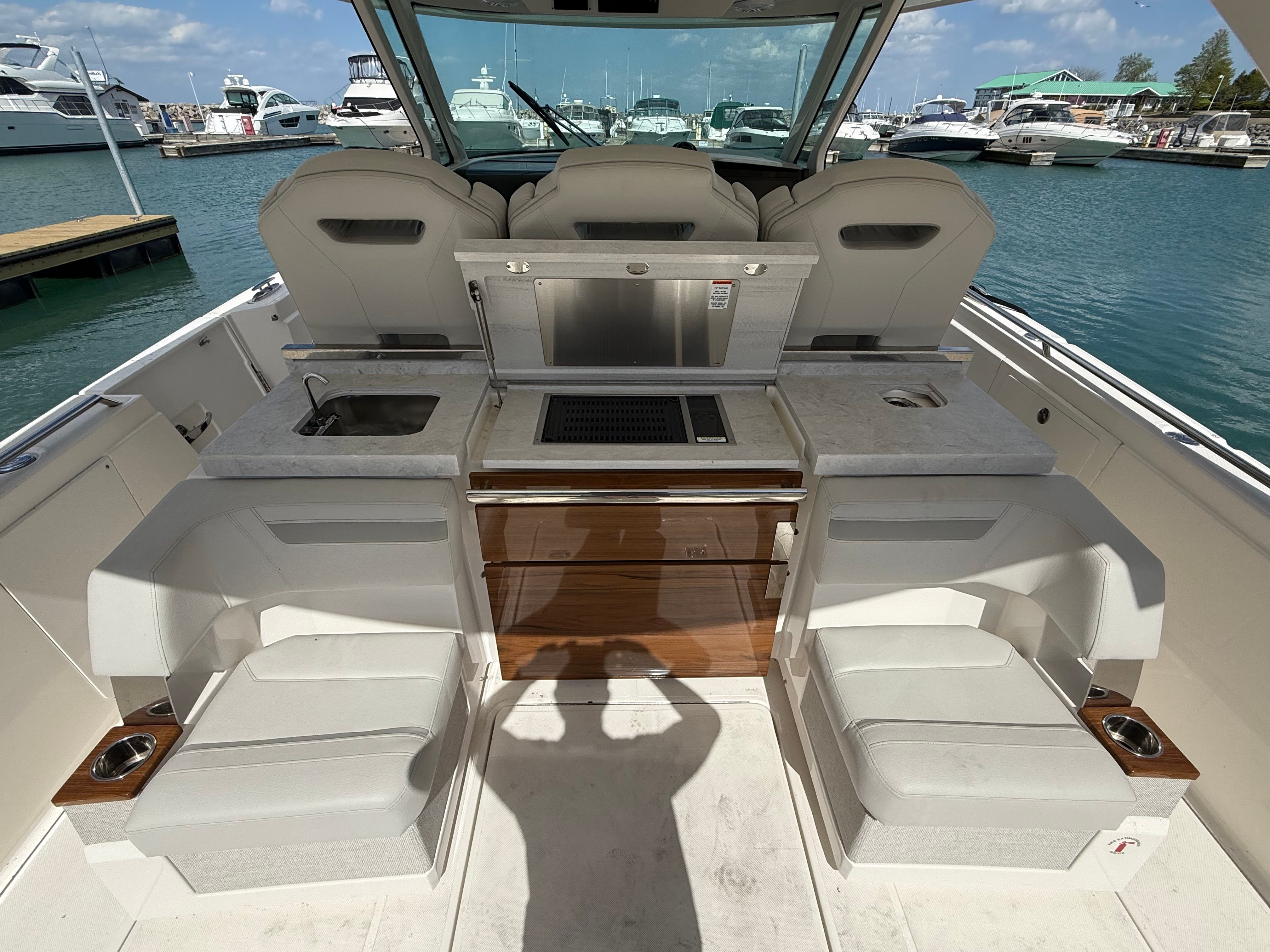 2024 Tiara Yachts 38 LS - 13
