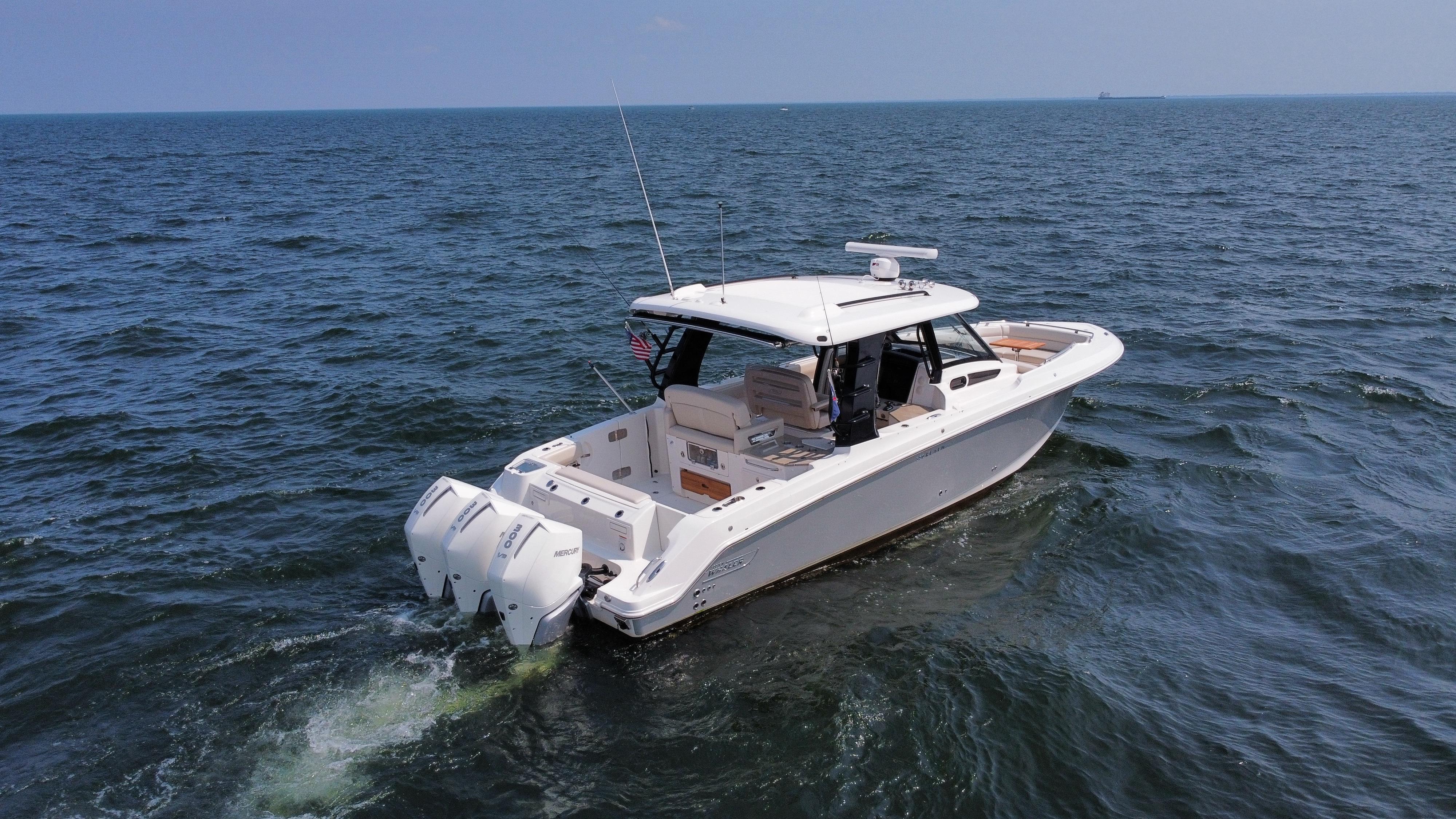 2022 Boston Whaler 350 Realm