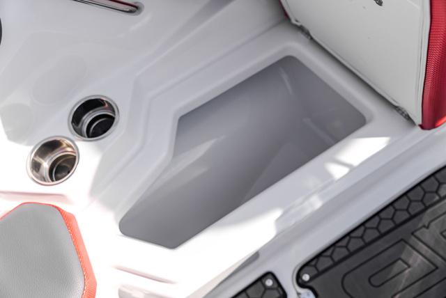 2025 Scarab 255 LX - 34
