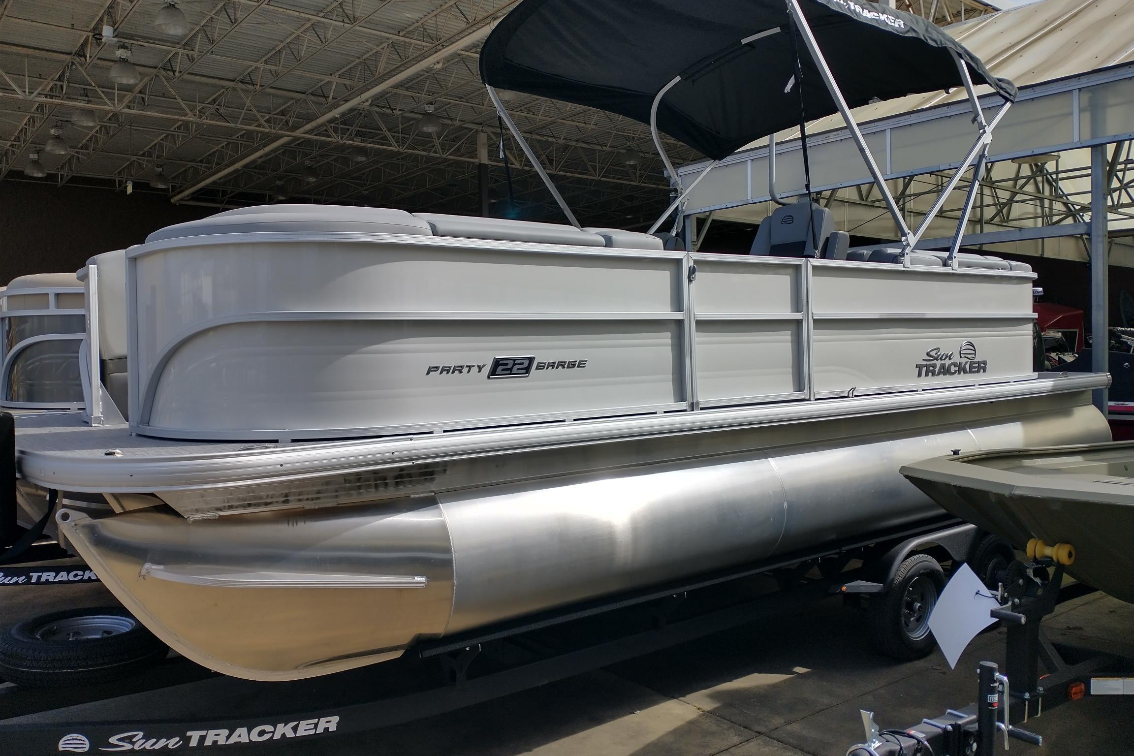 2026 Sun Tracker Party Barge 22 XP3