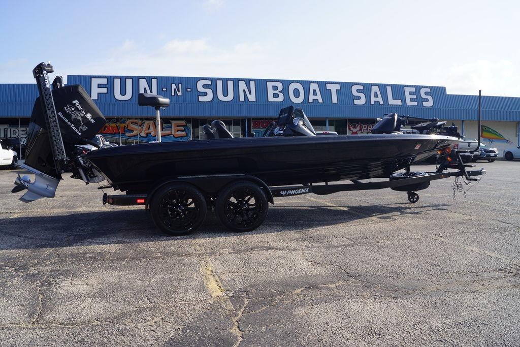 2025 Phoenix 921 Elite boat at Fun-N-Sun Boat Sales dealership.