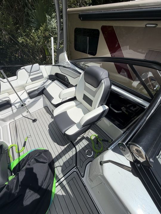 The image shows the interior of a 2022 Yamaha 212SD boat with modern seating.