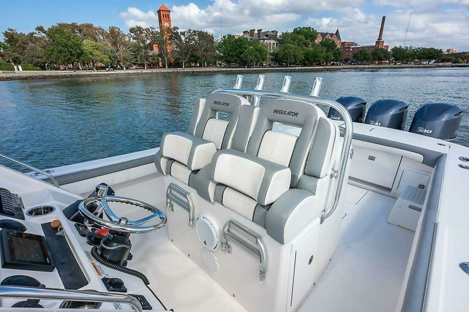 2018 Regulator 34 FS - Image 14