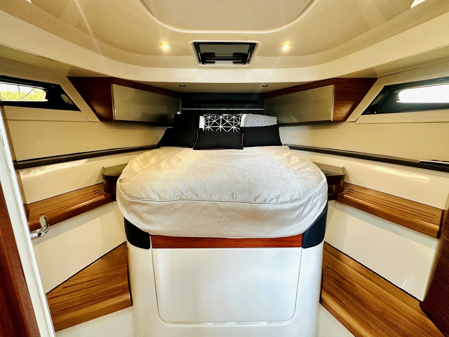 2023 Boston Whaler 405 Conquest - Image 22