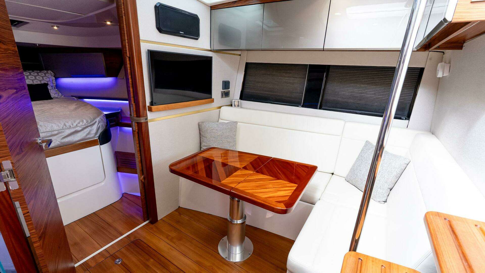 2024 Boston Whaler 405 Conquest - Image 52