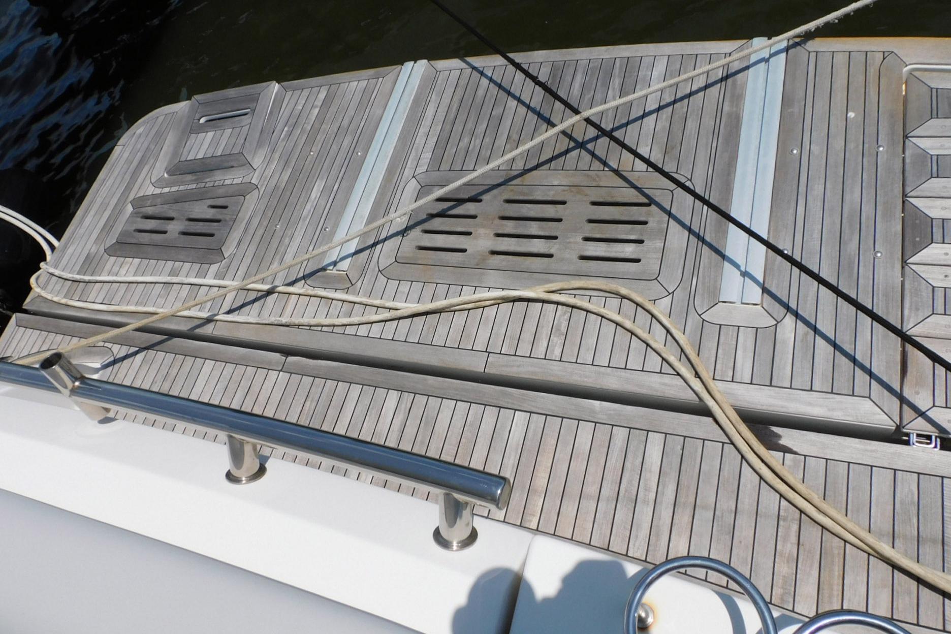 2019 Sea Ray L550 yacht deck with wooden finish and ropes.