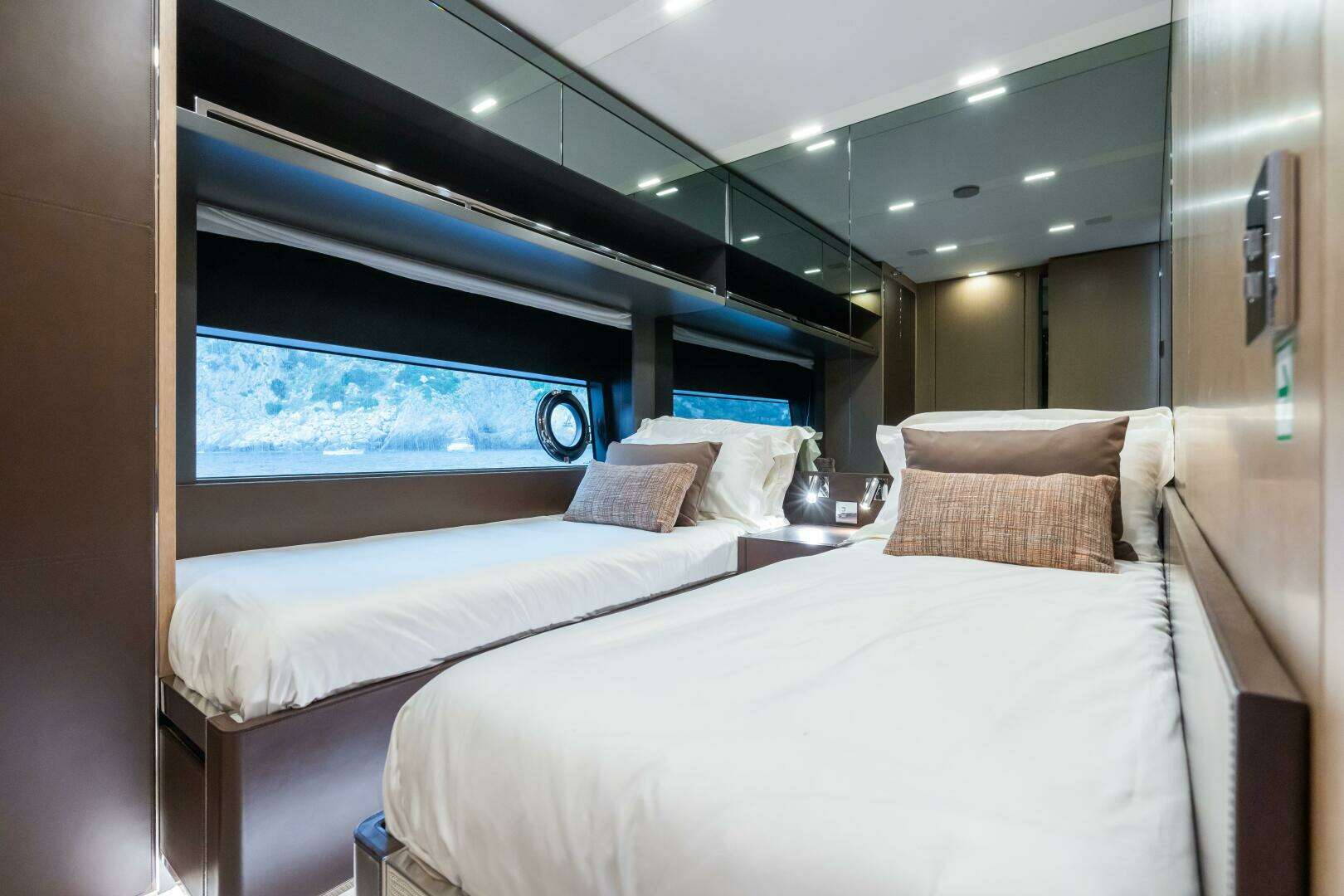 2021 Riva 88 Folgore - Image 23
