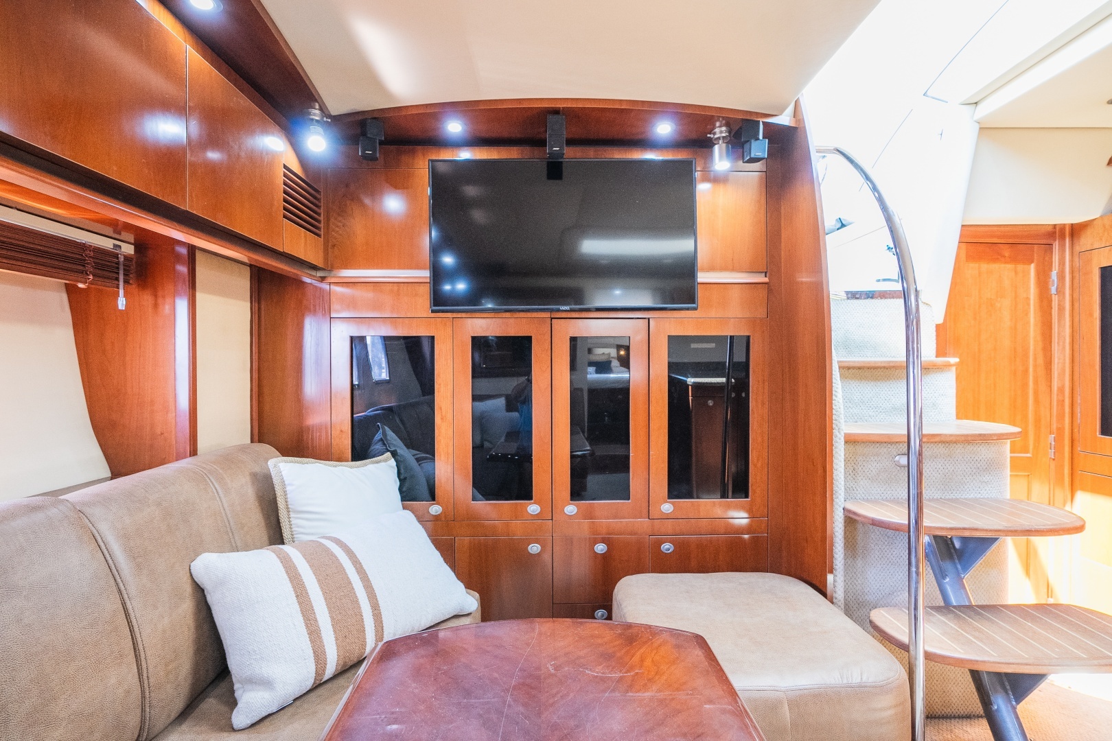 2005 Sea Ray 480 Motor Yacht - Image 38