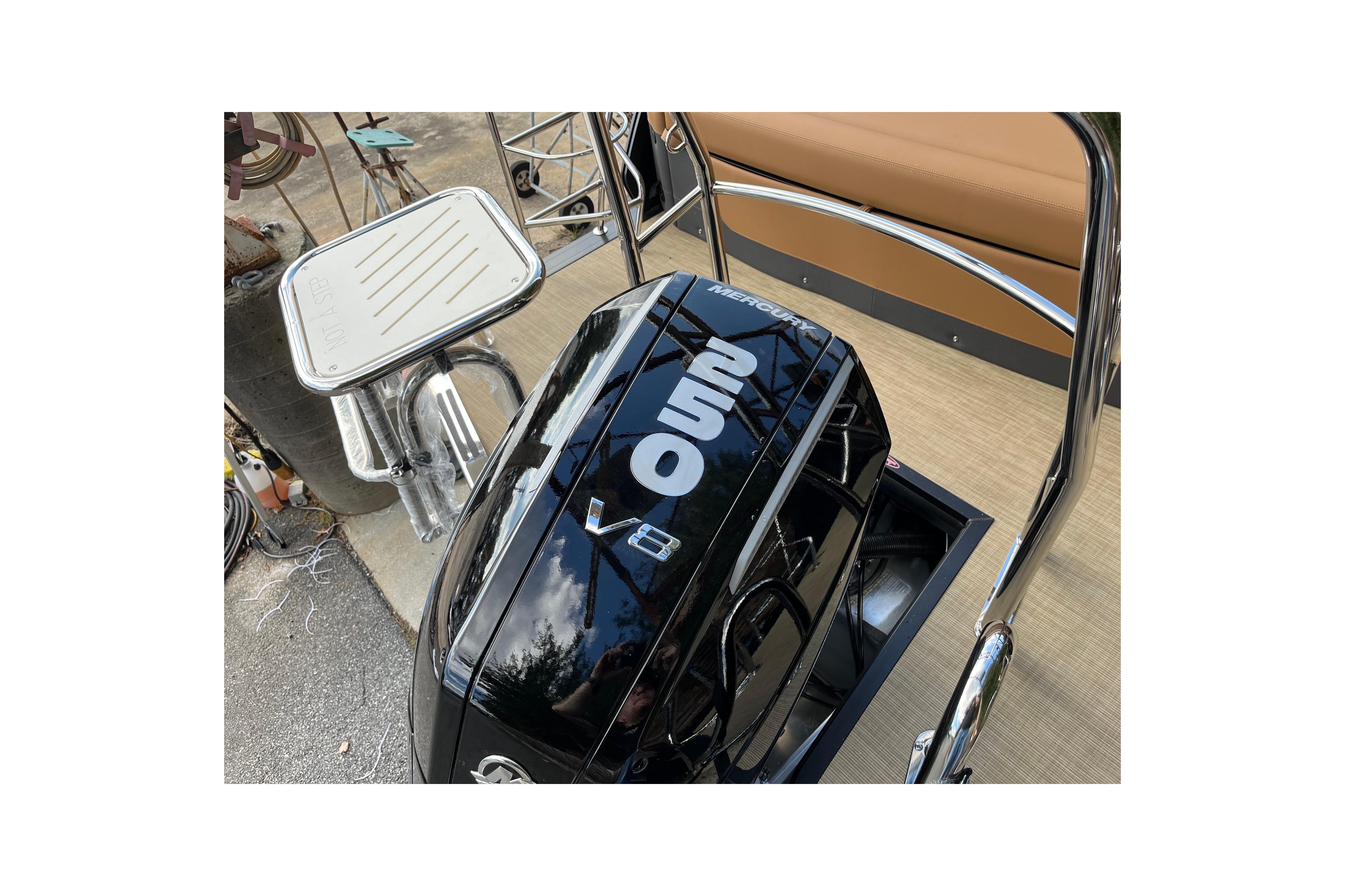 2025 Harris Sunliner 250 with Mercury 250 V8 engine, showcasing sleek design and power.