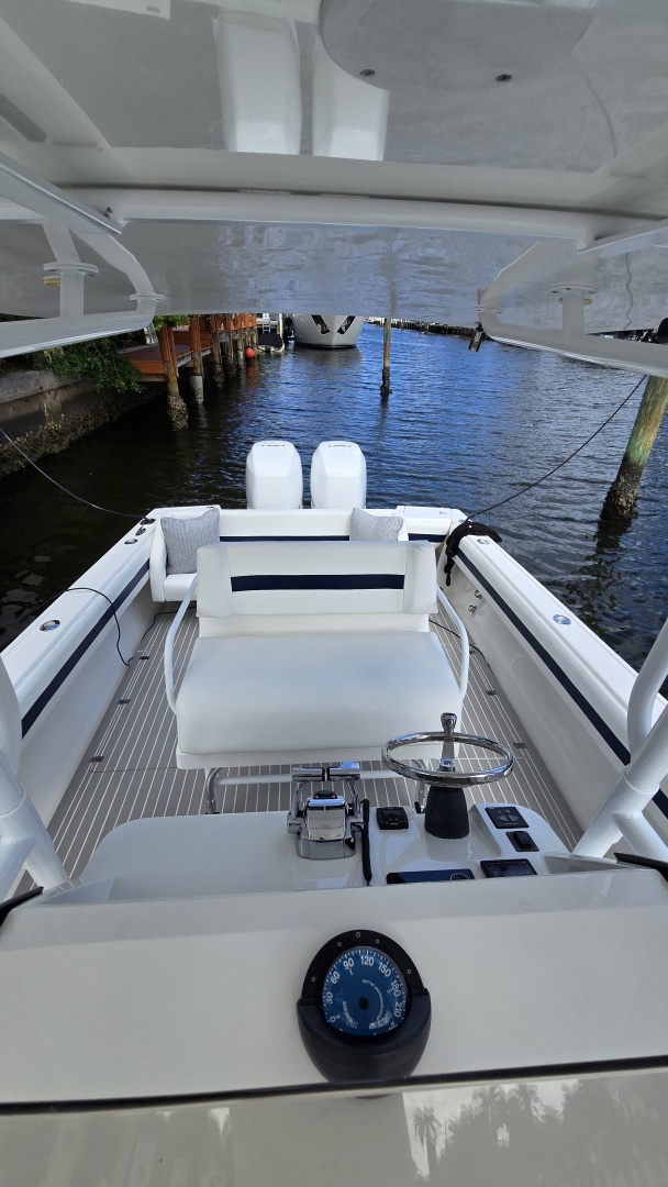 2007 Intrepid 323 Open - Image 11