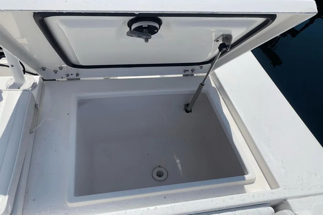 2004 Regulator 32 Forward Seating - 14