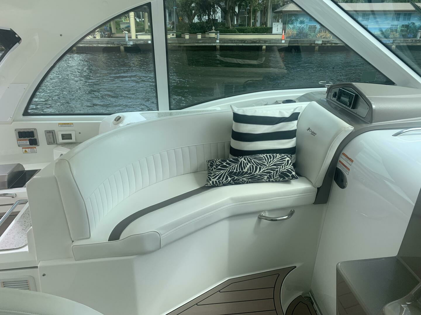 2011 Cruisers Yachts 420 Sports Coupe - Image 19