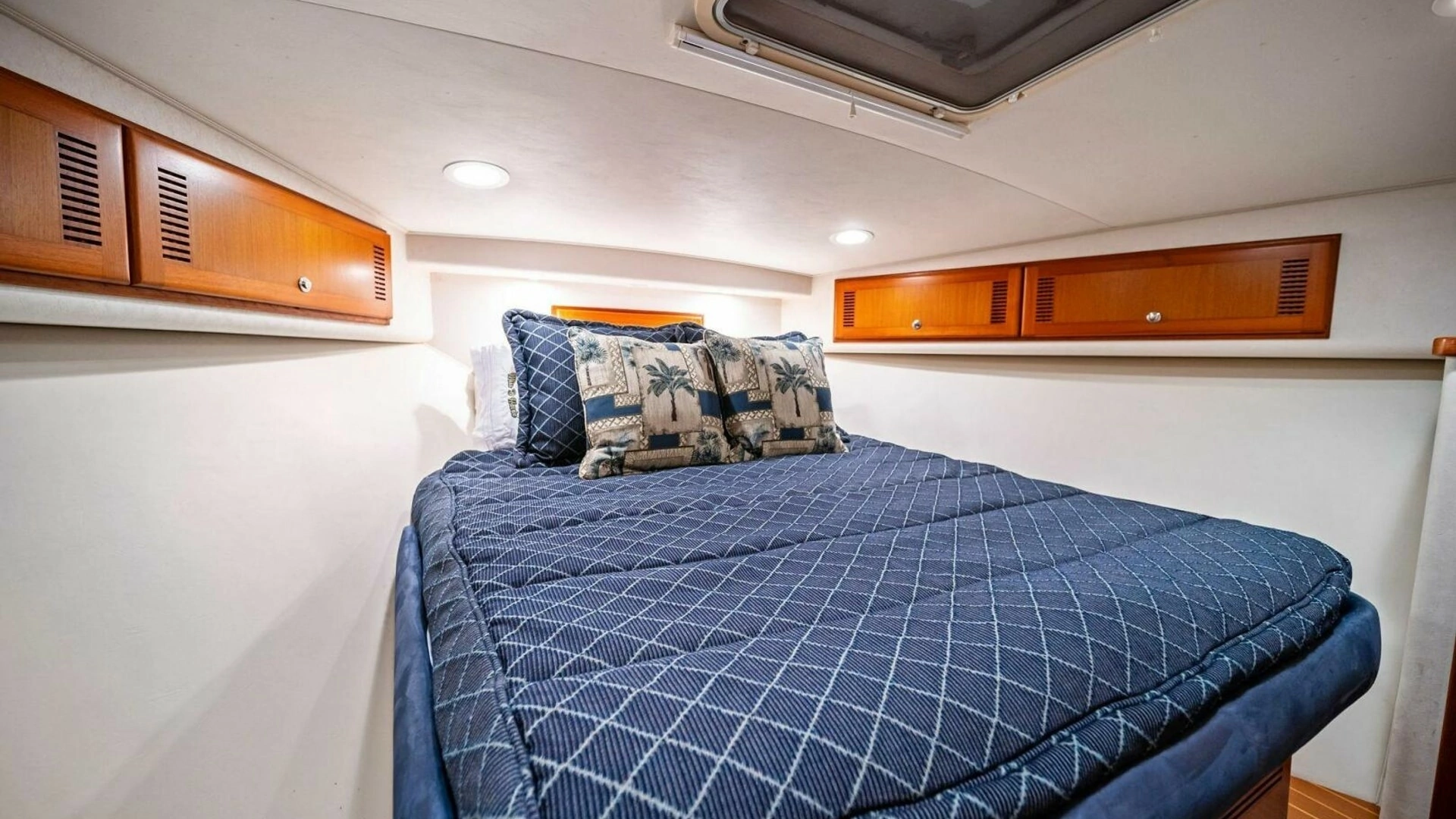 2005 Cabo 40 Express - Image 44