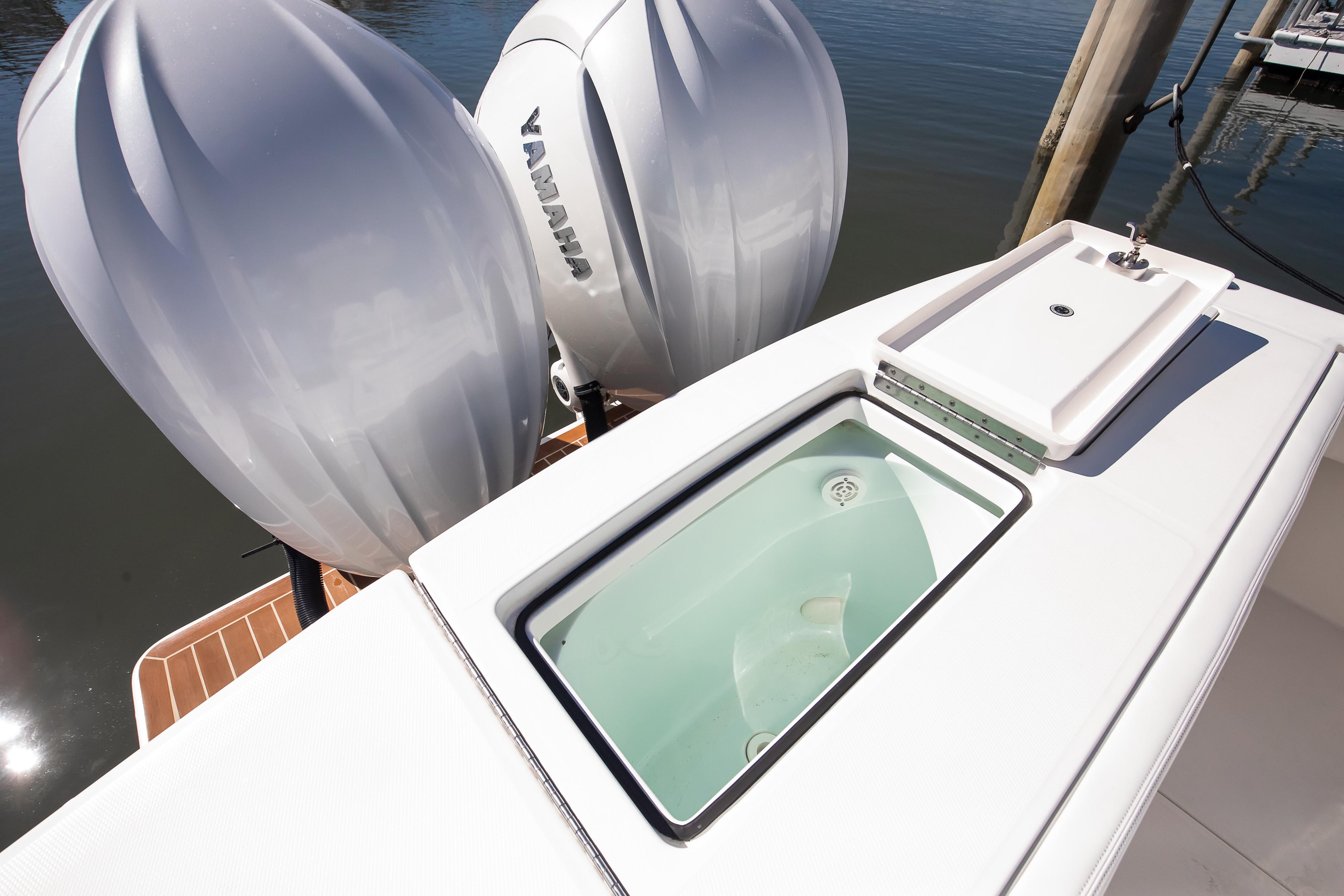 2022 Regulator 28 Forward Seating boat with Yamaha engines and onboard sink.