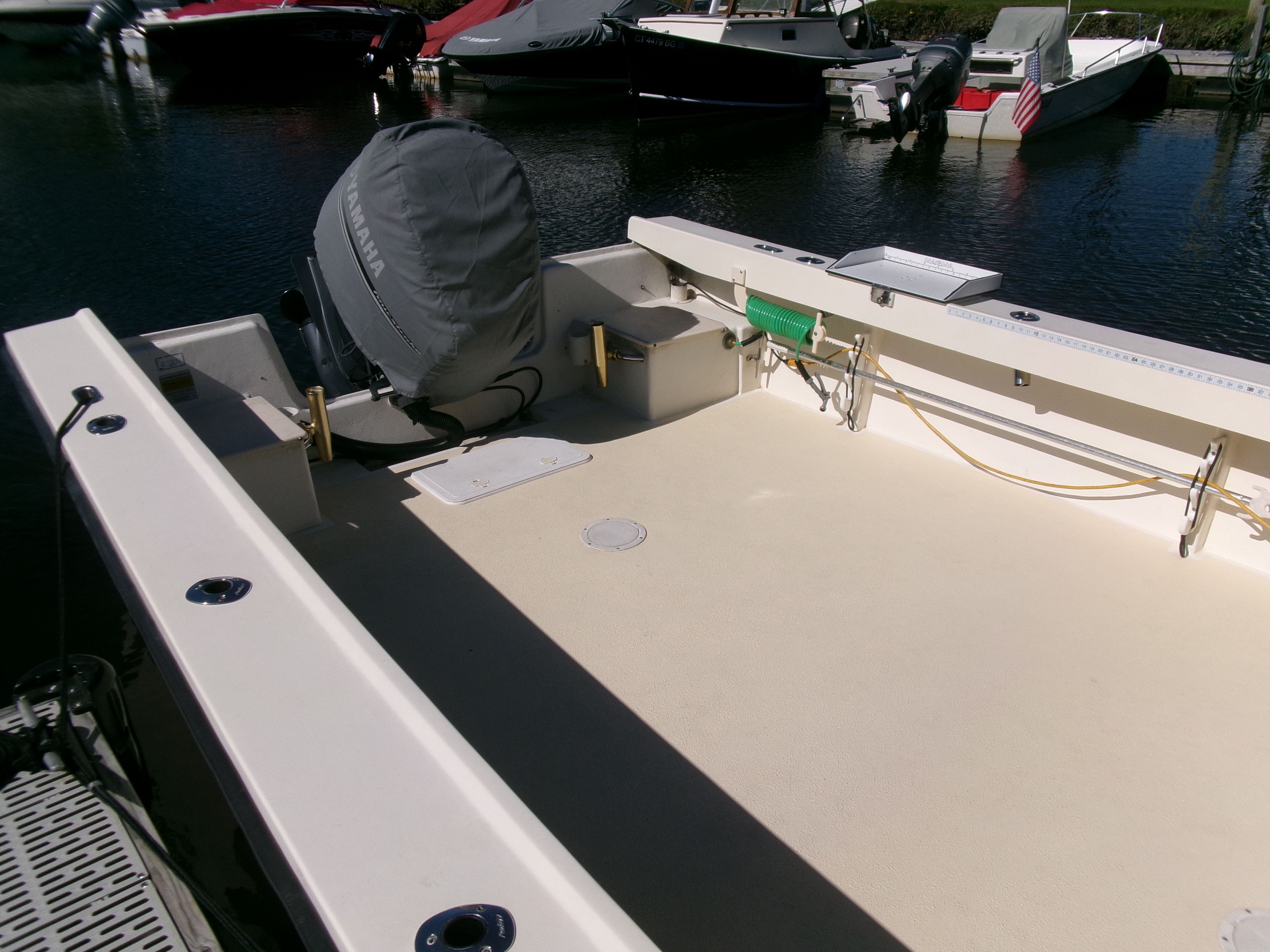 The image shows the deck of a 2007 Parker 2520 XL Sport Cabin boat at a marina.