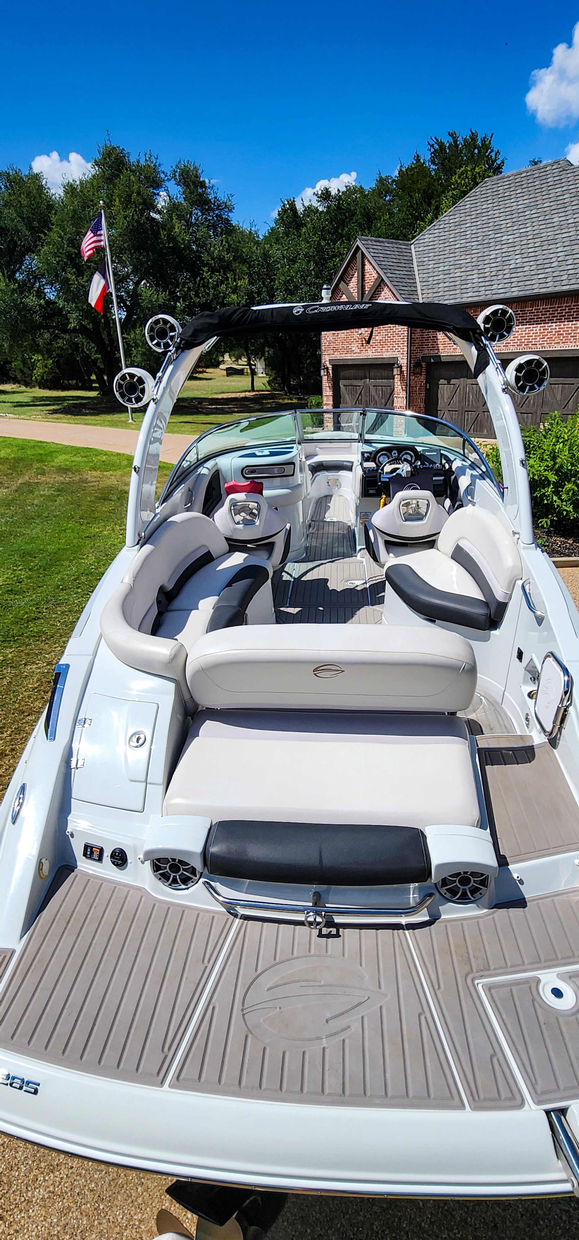 2017 Crownline 285SS with stylish design, spacious cockpit, and comfortable seating.
