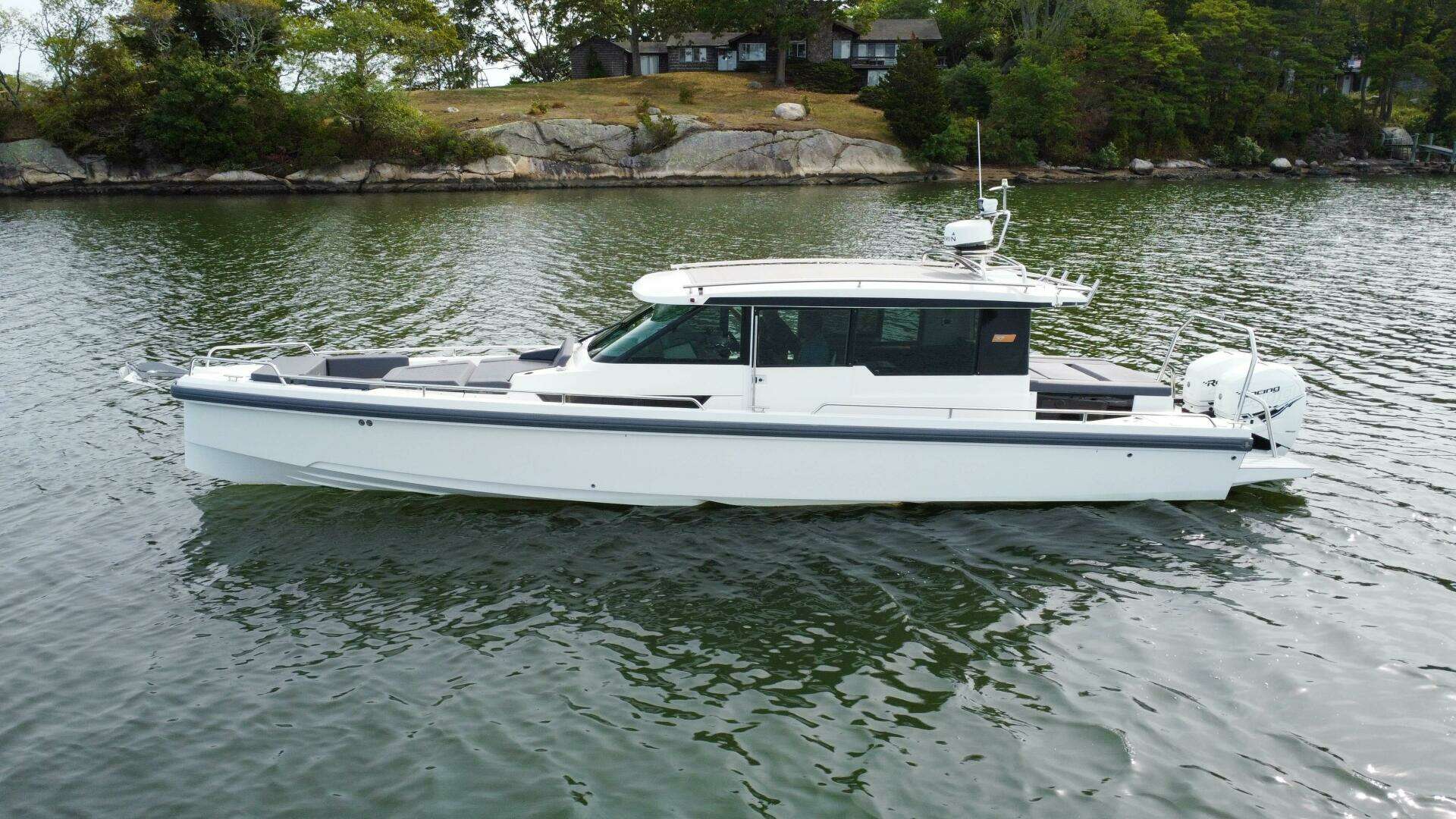 2018 Axopar 37 Sport Cabin R - Image 2