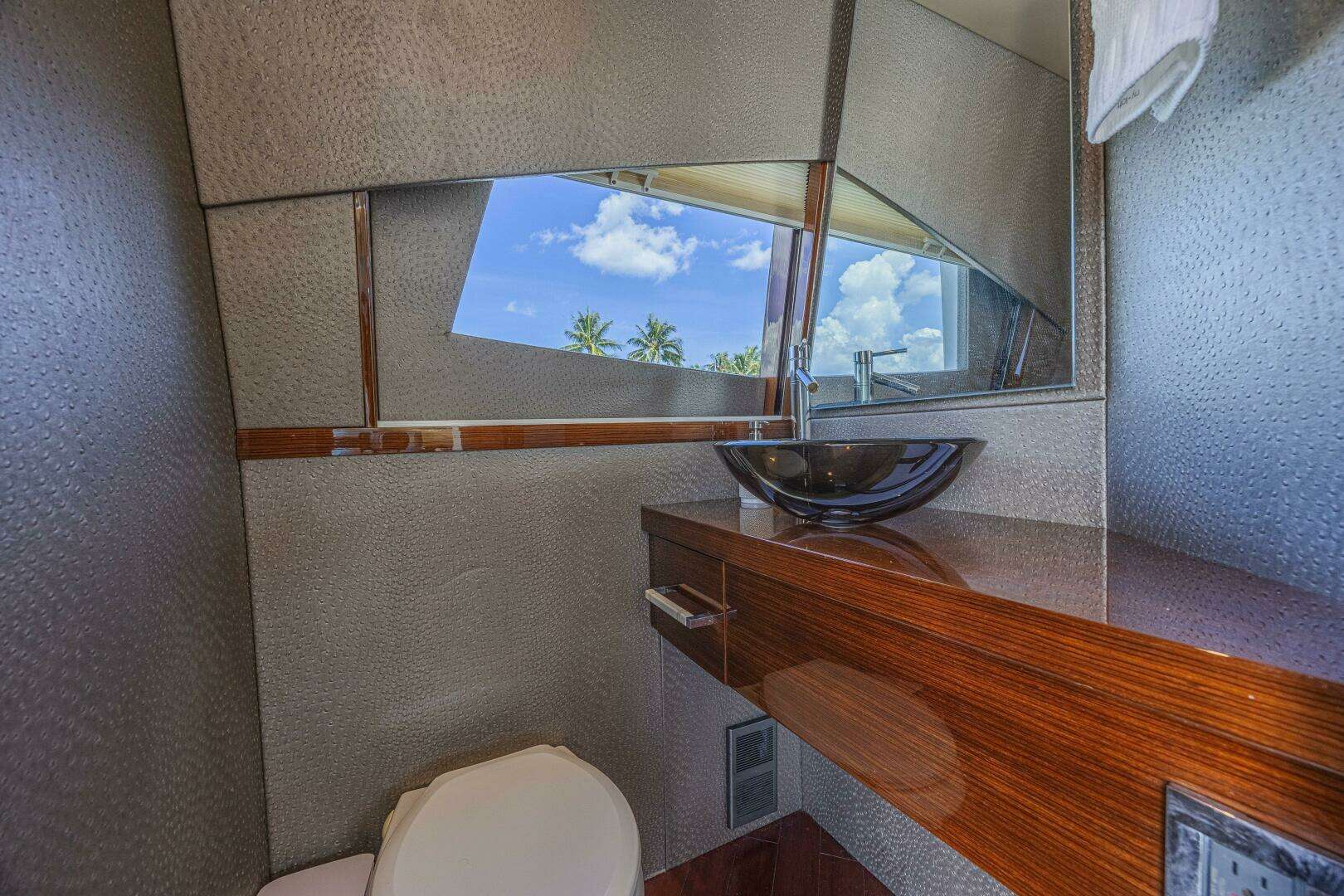2010 Lazzara Yachts LSX 92 - Image 30