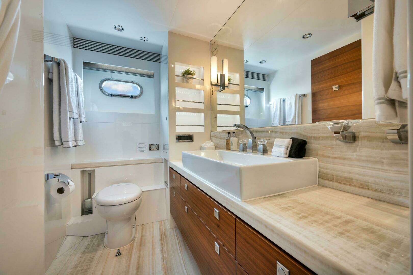 2012 Horizon P110 Tri-Deck - Image 21