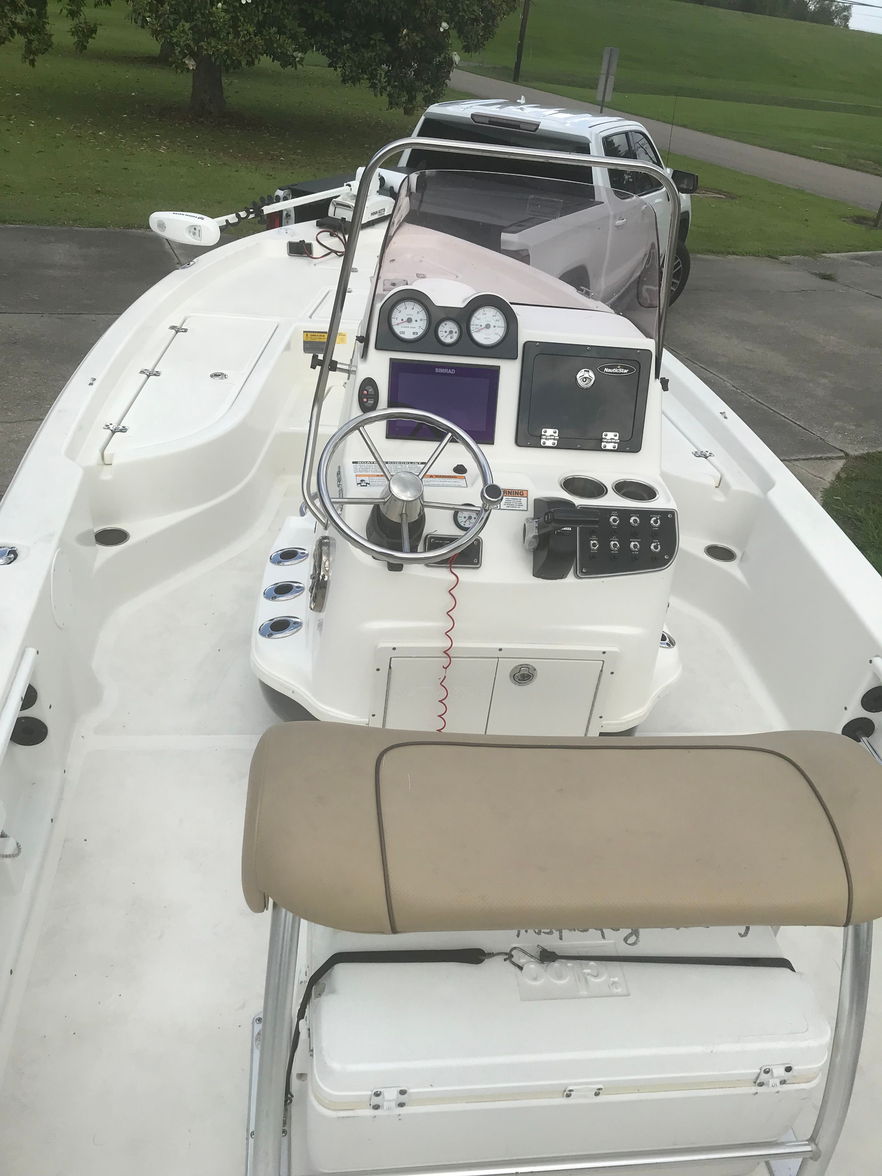 2020 NauticStar 215 XTS boat with console and seating area.