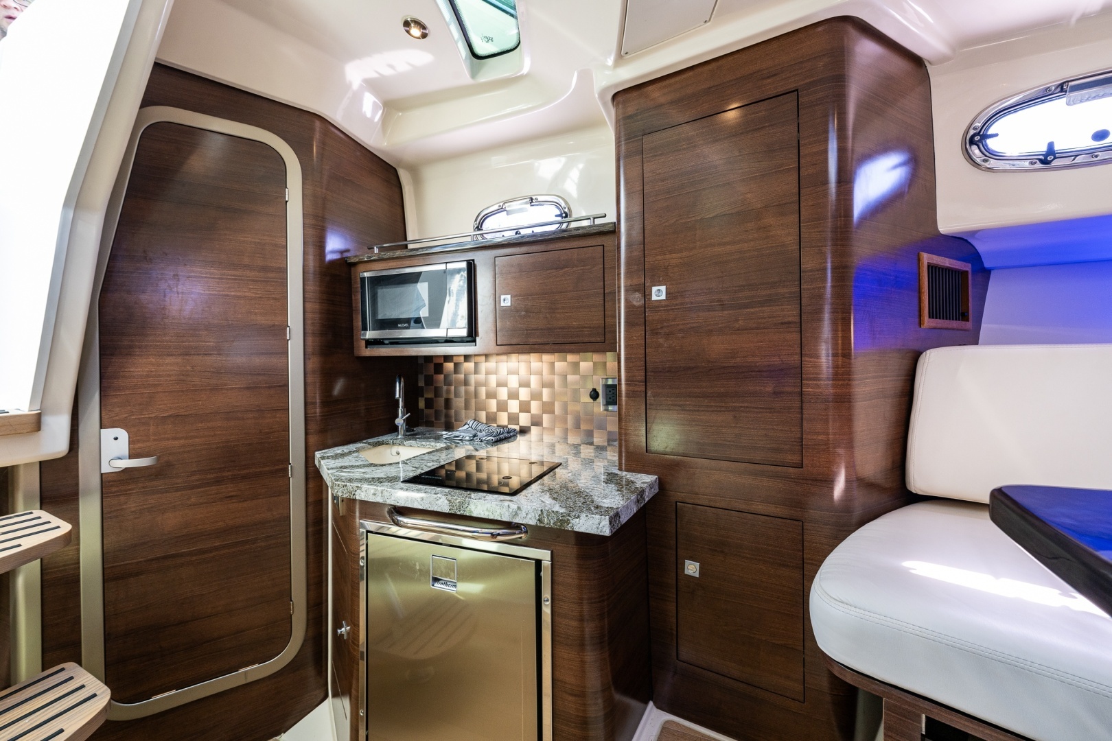 2019 Boston Whaler 345 Conquest - Image 19