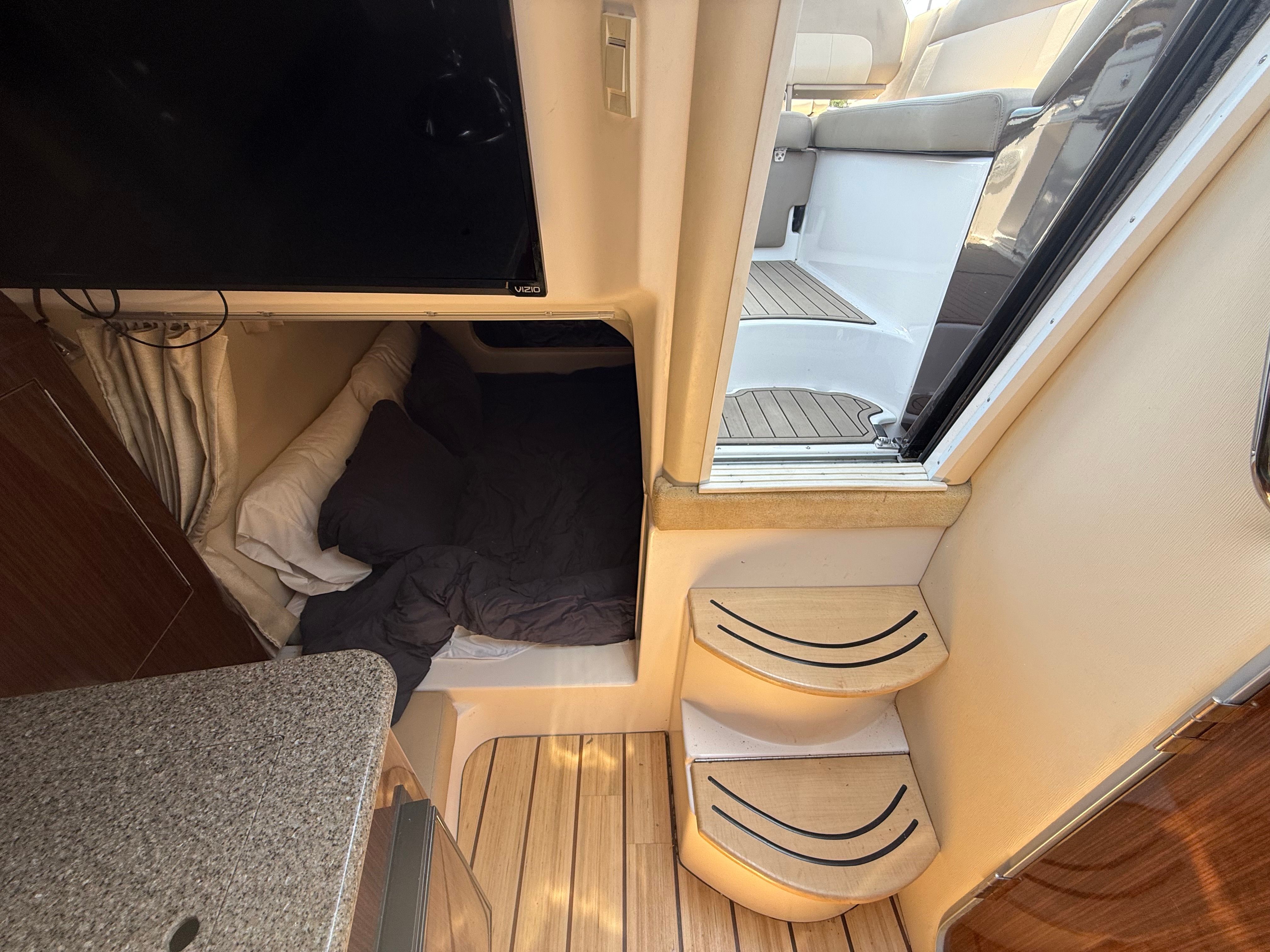 2015 REGAL 30 EXPRESS - Image 38