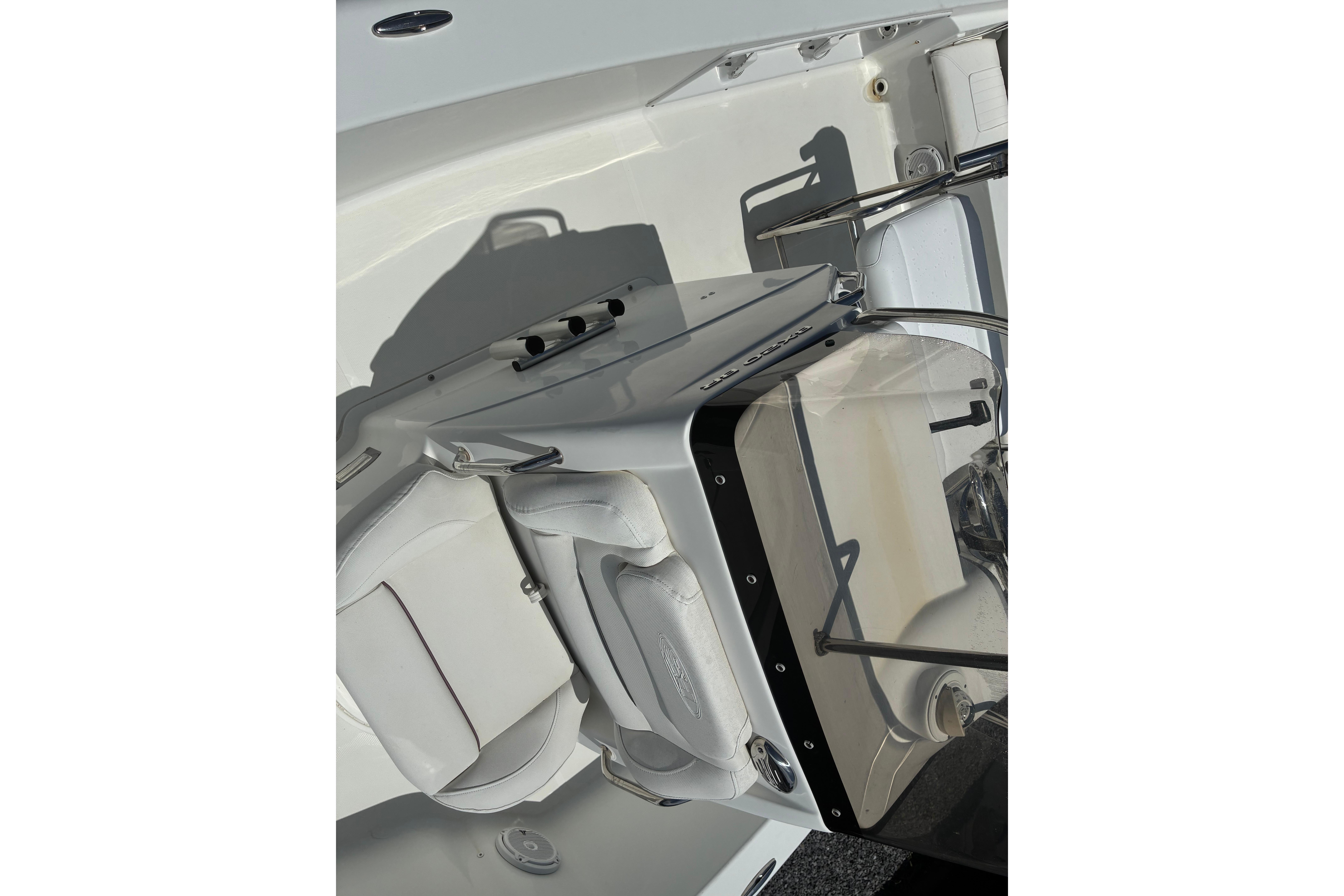 2014 Sea Hunt BX 20 BR boat interior with seating and console details.
