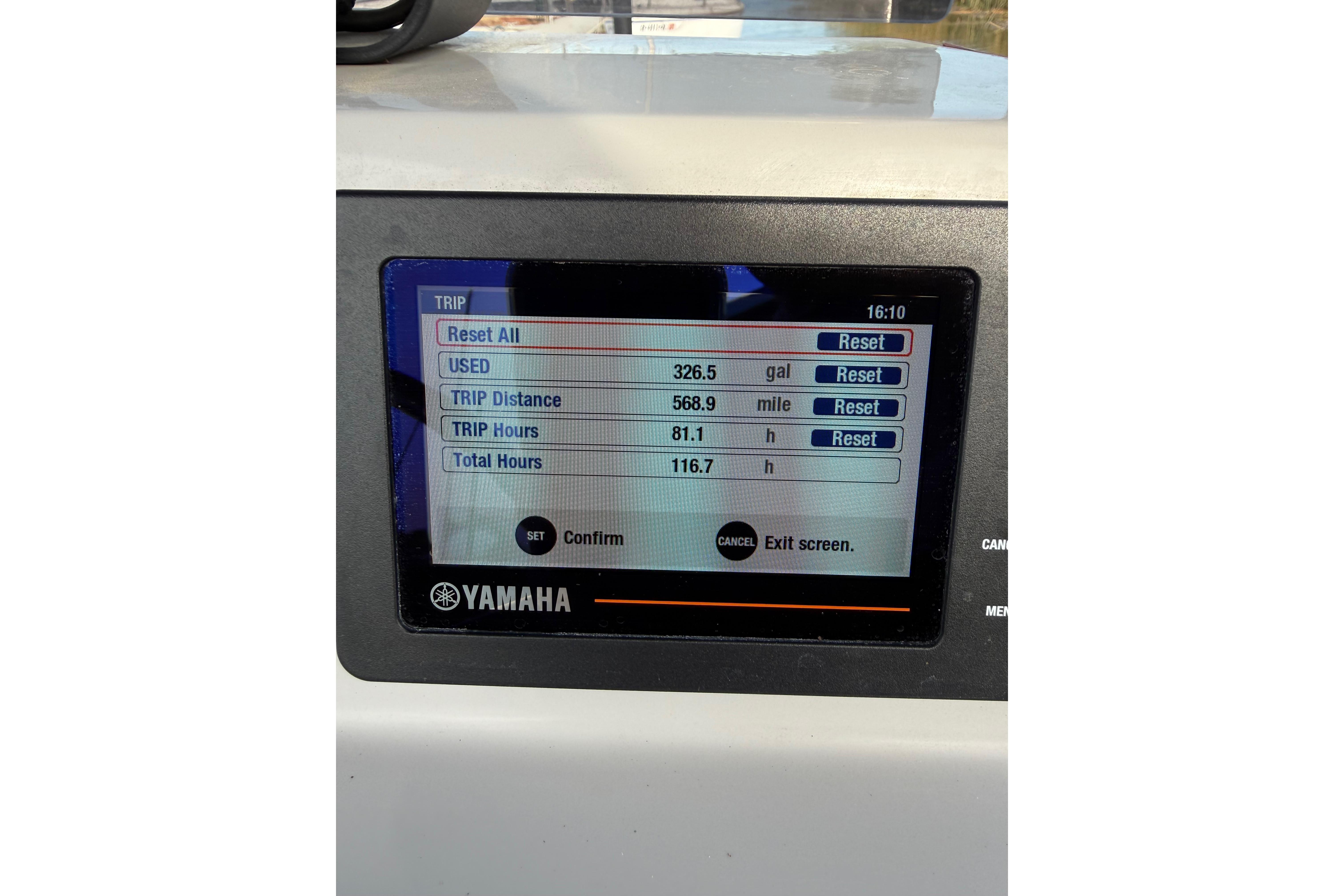 Yamaha display showing trip data: 326.5 gallons used, 568.9 miles, 81.1 trip hours.