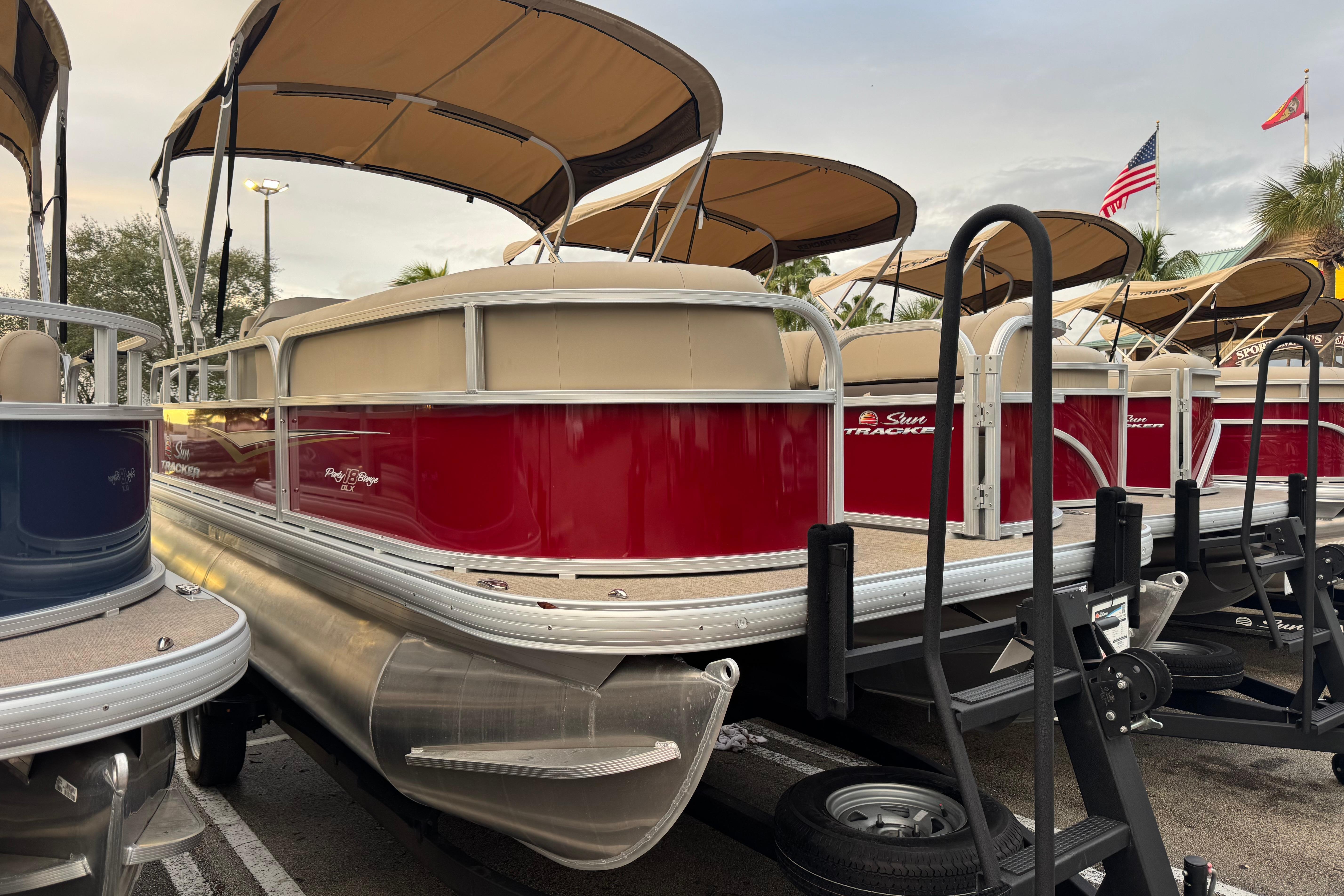 2025 Sun Tracker Party Barge 18 DLX