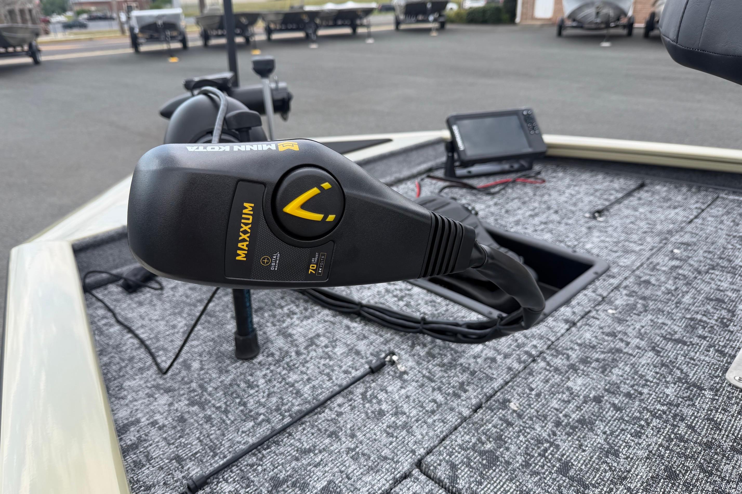 Minn Kota Maxxum trolling motor on 2026 Tracker Pro Team 195 boat deck.